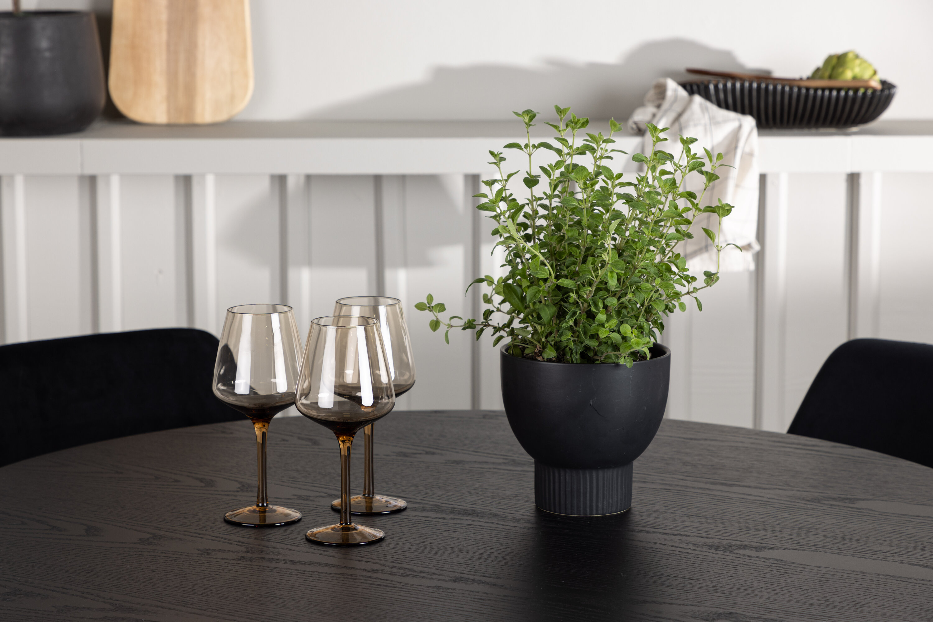Olivia, Night ensemble repas rond noir Table : ⌀110 Chaise : 56 x 87 x 49 cm en situation dans une pièce décorée