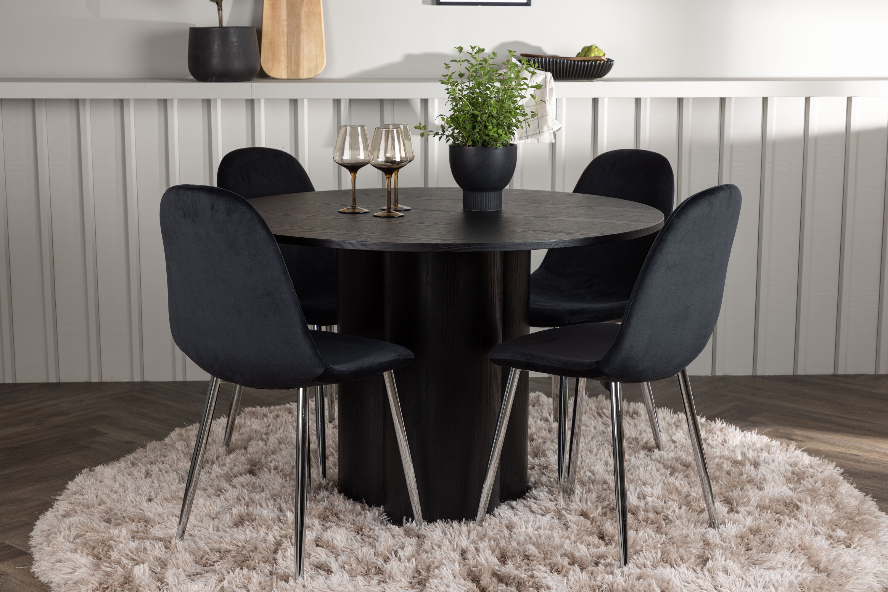 Olivia, Polar ensemble repas rond noir, argenté Table : ⌀110 Chaise : 52 x 90 x 45 cm en situation dans une pièce décorée