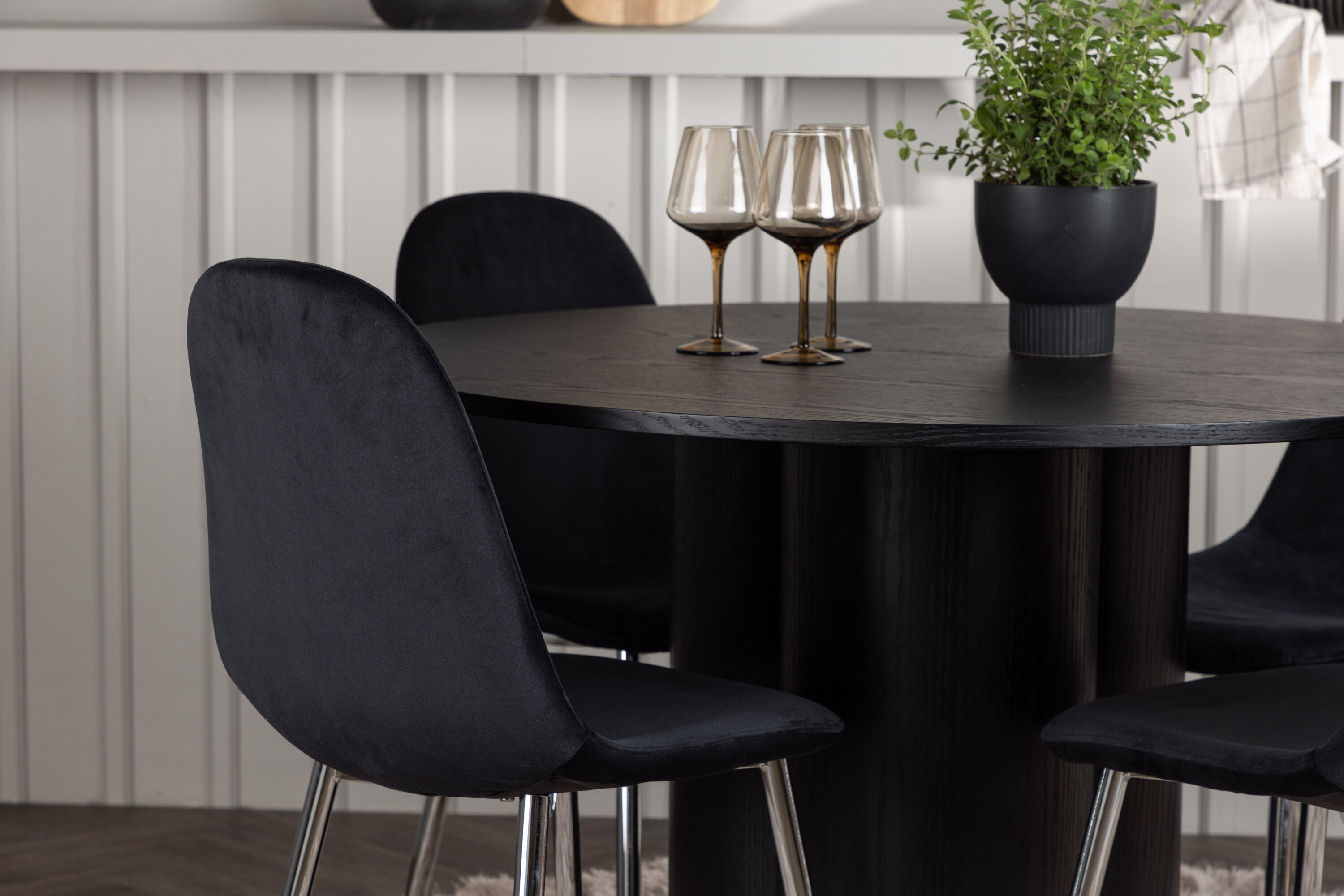 Olivia, Polar ensemble repas rond noir, argenté Table : ⌀110 Chaise : 52 x 90 x 45 cm en situation dans une pièce décorée