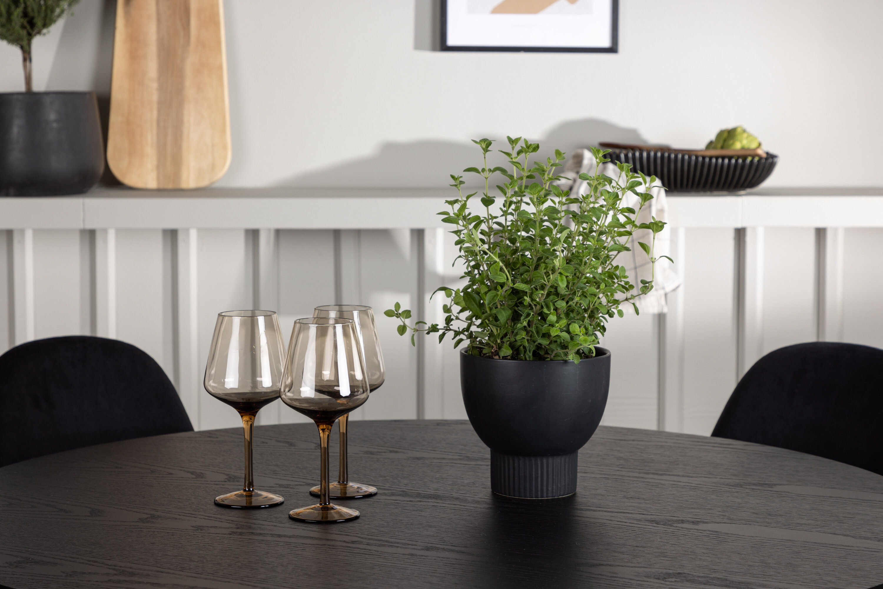Olivia, Polar ensemble repas rond noir, argenté Table : ⌀110 Chaise : 52 x 90 x 45 cm en situation dans une pièce décorée