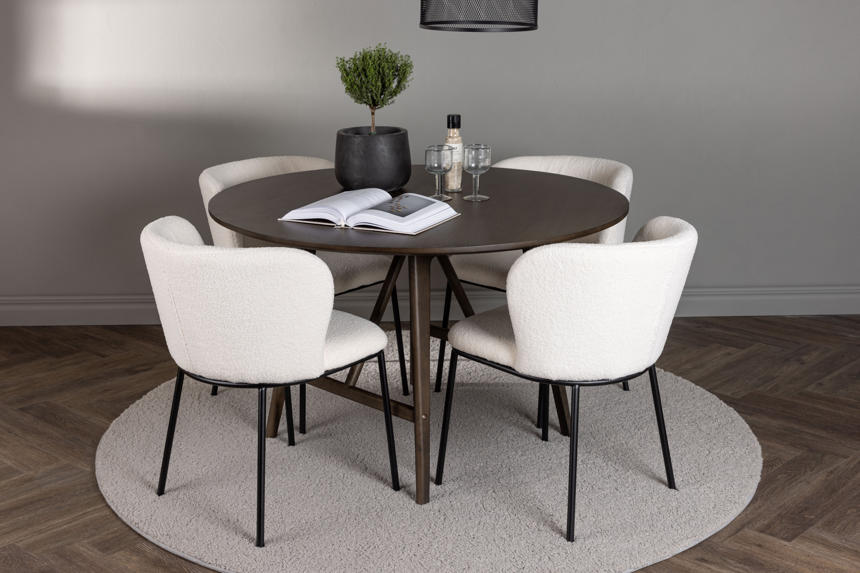 Kaseidon, Edina ensemble repas rond marron foncé, noir, blanc Table : ⌀100 Chaise : 56 x 76 x 55 cm en situation dans une pièce décorée