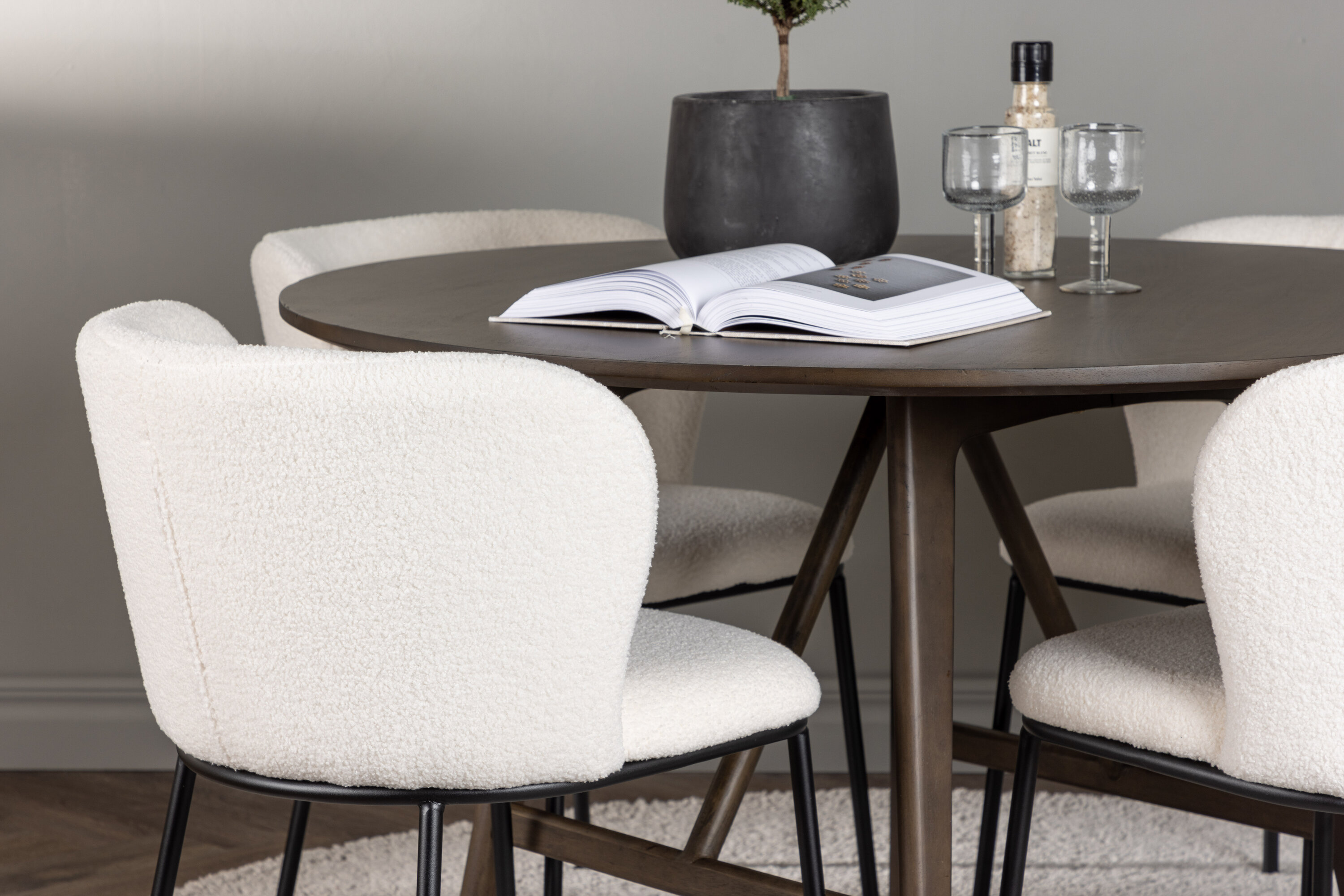 Kaseidon, Edina ensemble repas rond marron foncé, noir, blanc Table : ⌀100 Chaise : 56 x 76 x 55 cm en situation dans une pièce décorée