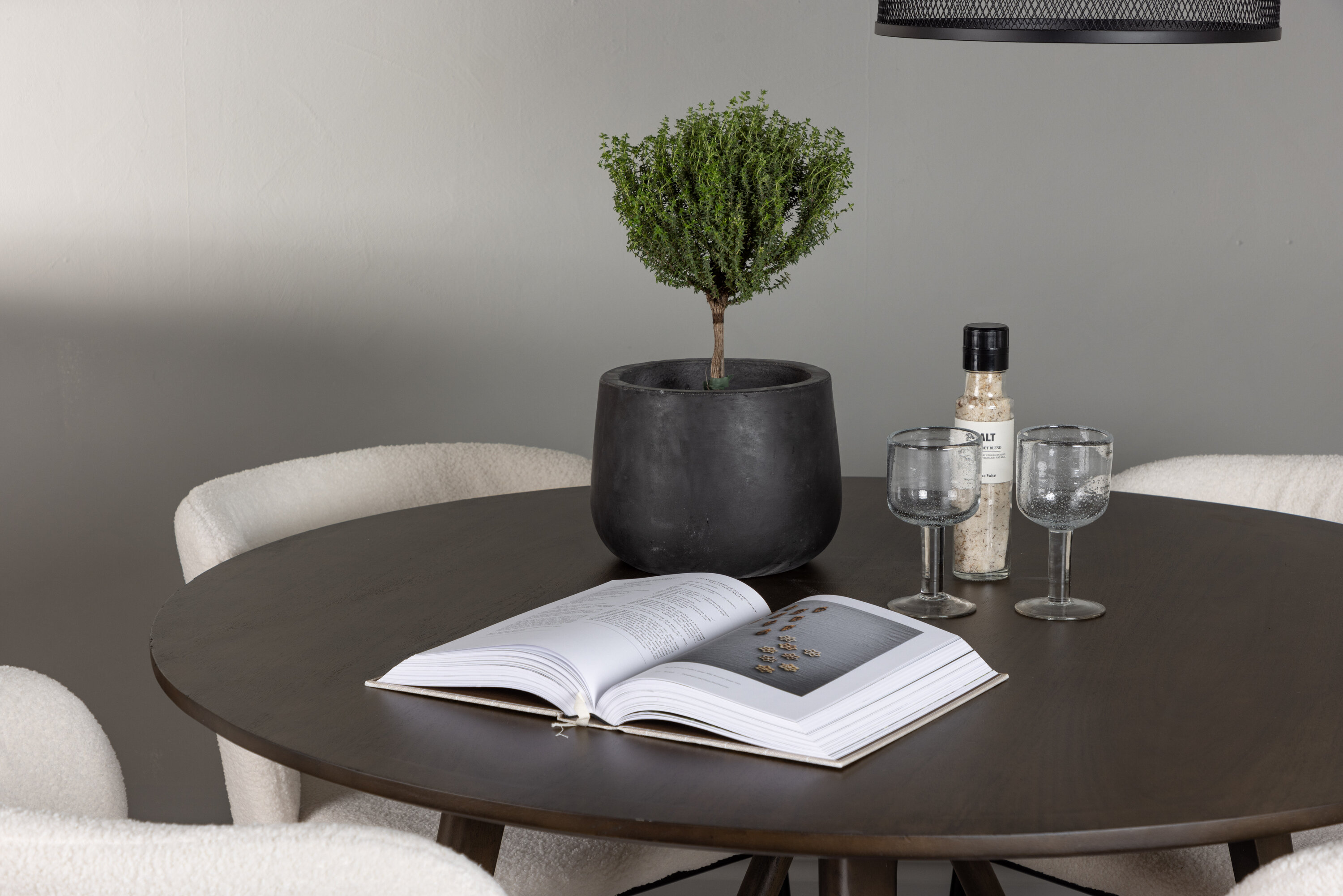 Kaseidon, Edina ensemble repas rond marron foncé, noir, blanc Table : ⌀100 Chaise : 56 x 76 x 55 cm en situation dans une pièce décorée
