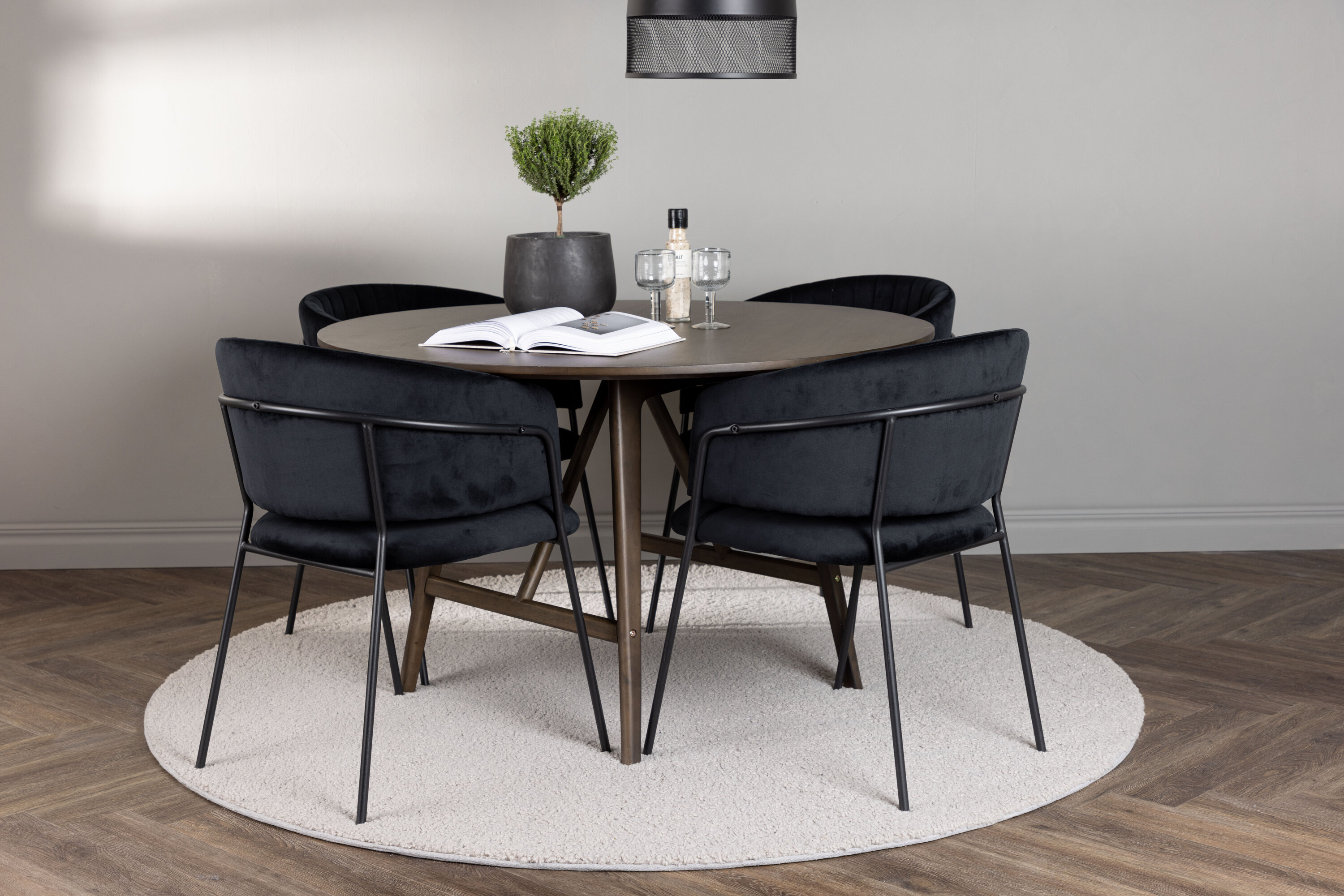 Kaseidon, Selma ensemble repas rond marron foncé, noir Table : ⌀100 Chaise : 58 x 82 x 54 cm en situation dans une pièce décorée