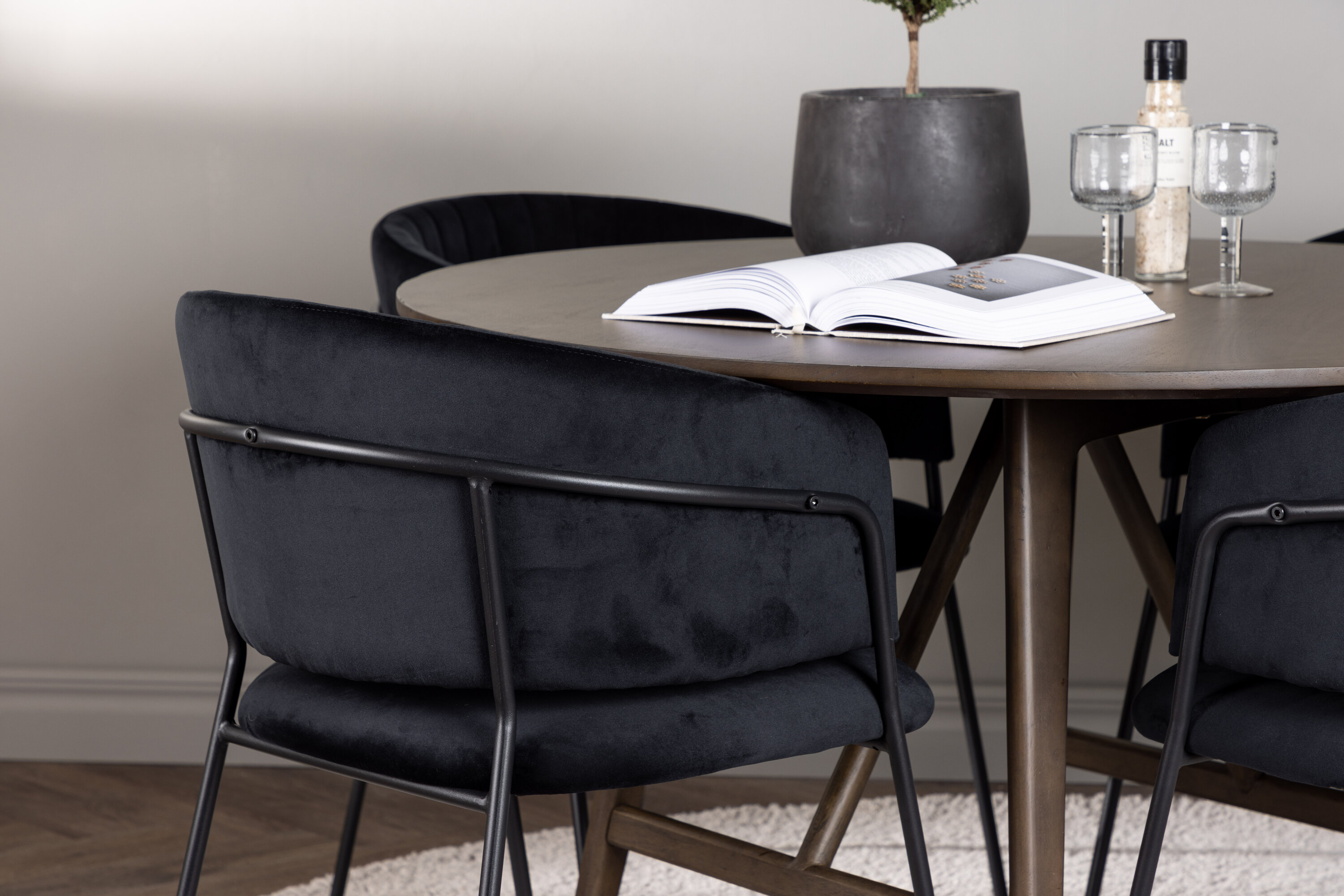 Kaseidon, Selma ensemble repas rond marron foncé, noir Table : ⌀100 Chaise : 58 x 82 x 54 cm en situation dans une pièce décorée