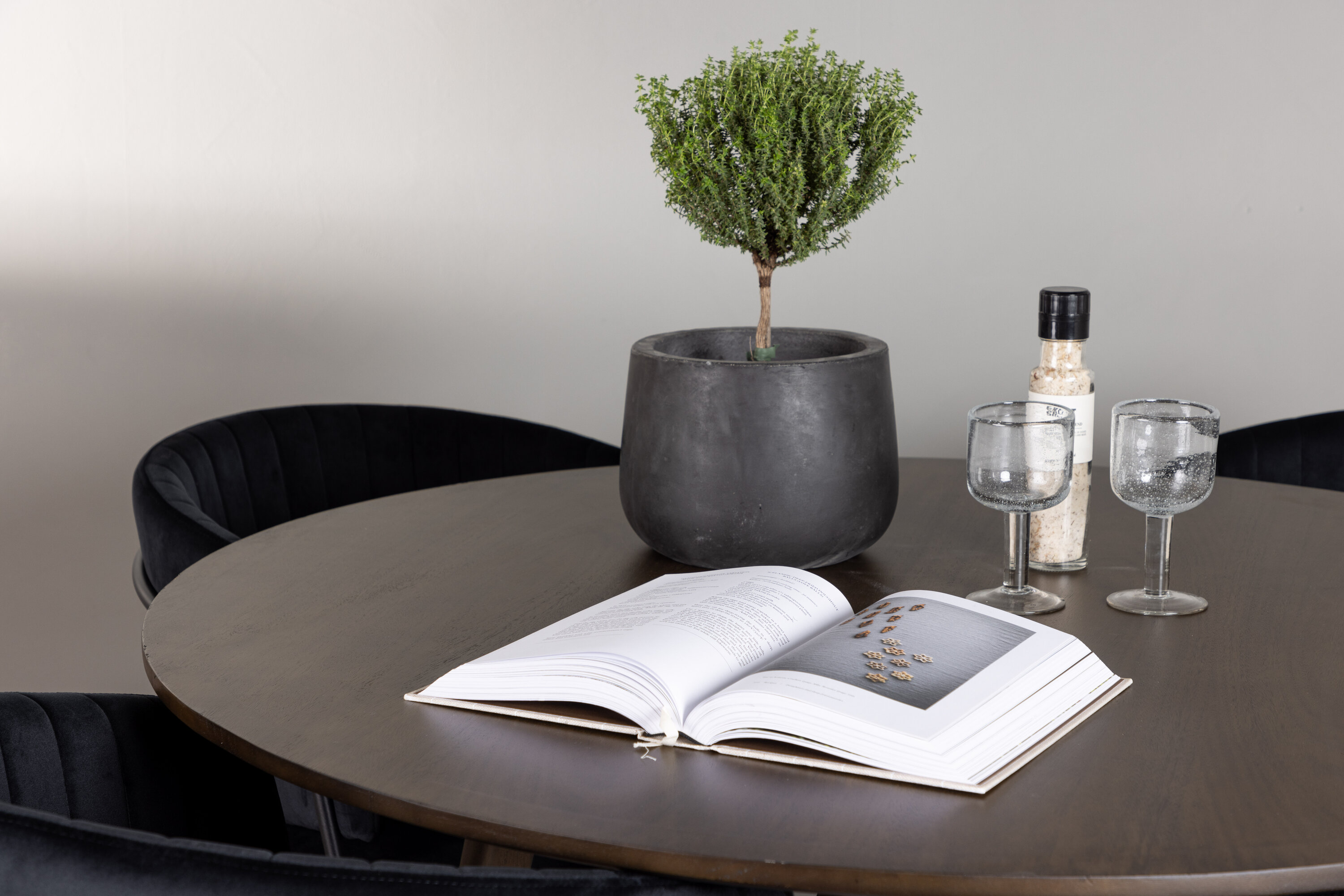 Kaseidon, Selma ensemble repas rond marron foncé, noir Table : ⌀100 Chaise : 58 x 82 x 54 cm en situation dans une pièce décorée