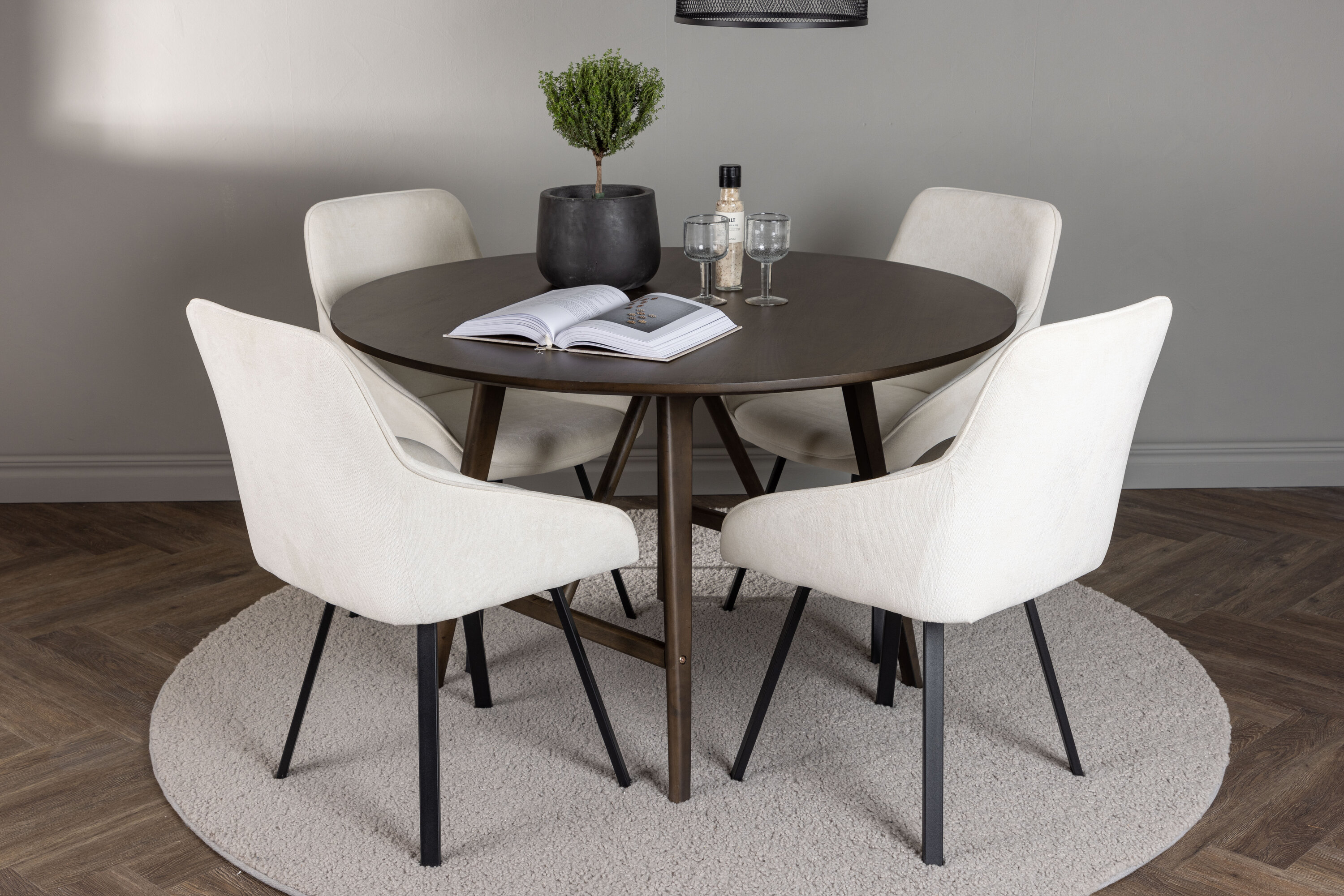 Kaseidon, Rosie ensemble repas rond marron foncé, beige, noir Table : ⌀100 Chaise : 60 x 88 x 55 cm en situation dans une pièce décorée