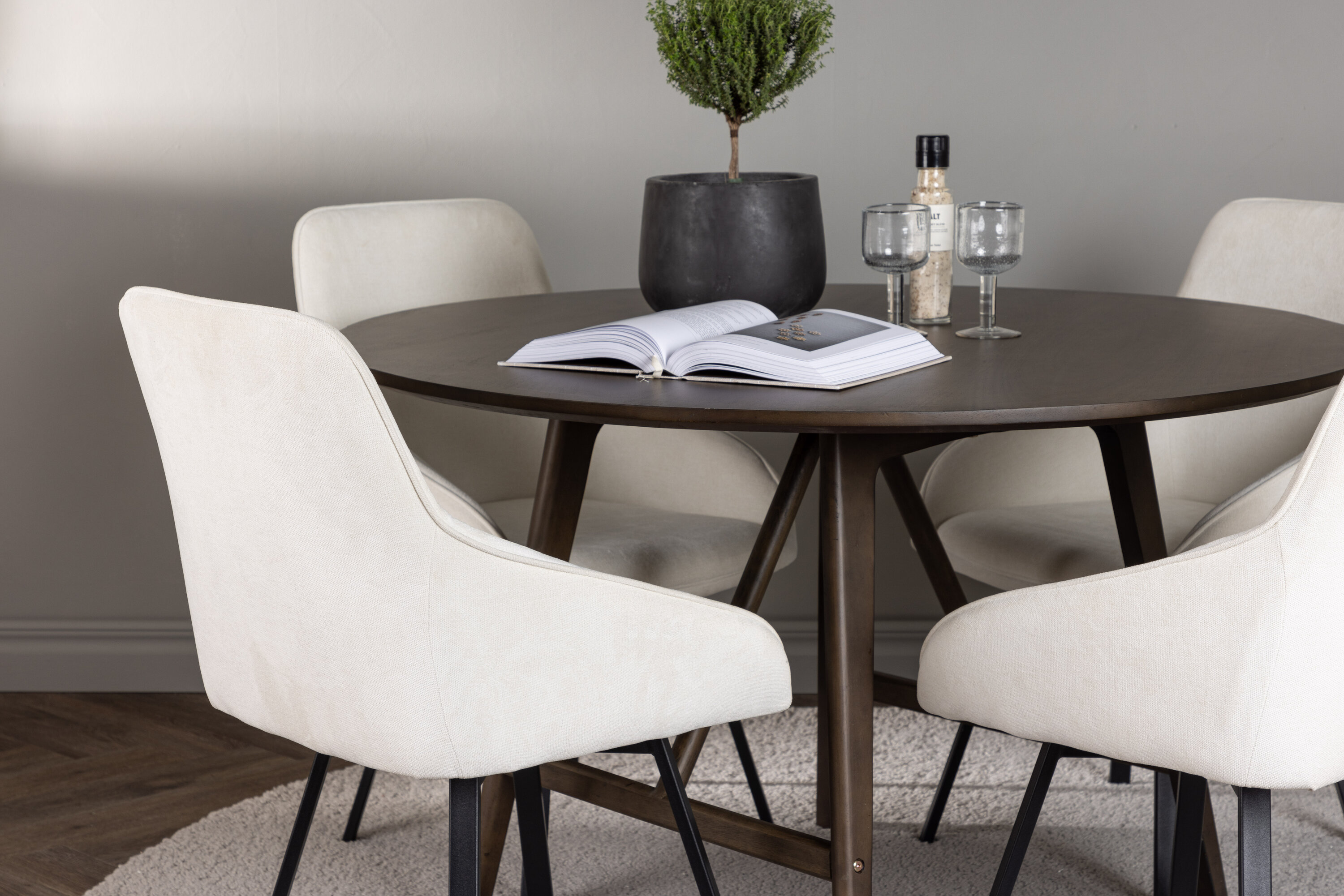 Kaseidon, Rosie ensemble repas rond marron foncé, beige, noir Table : ⌀100 Chaise : 60 x 88 x 55 cm en situation dans une pièce décorée