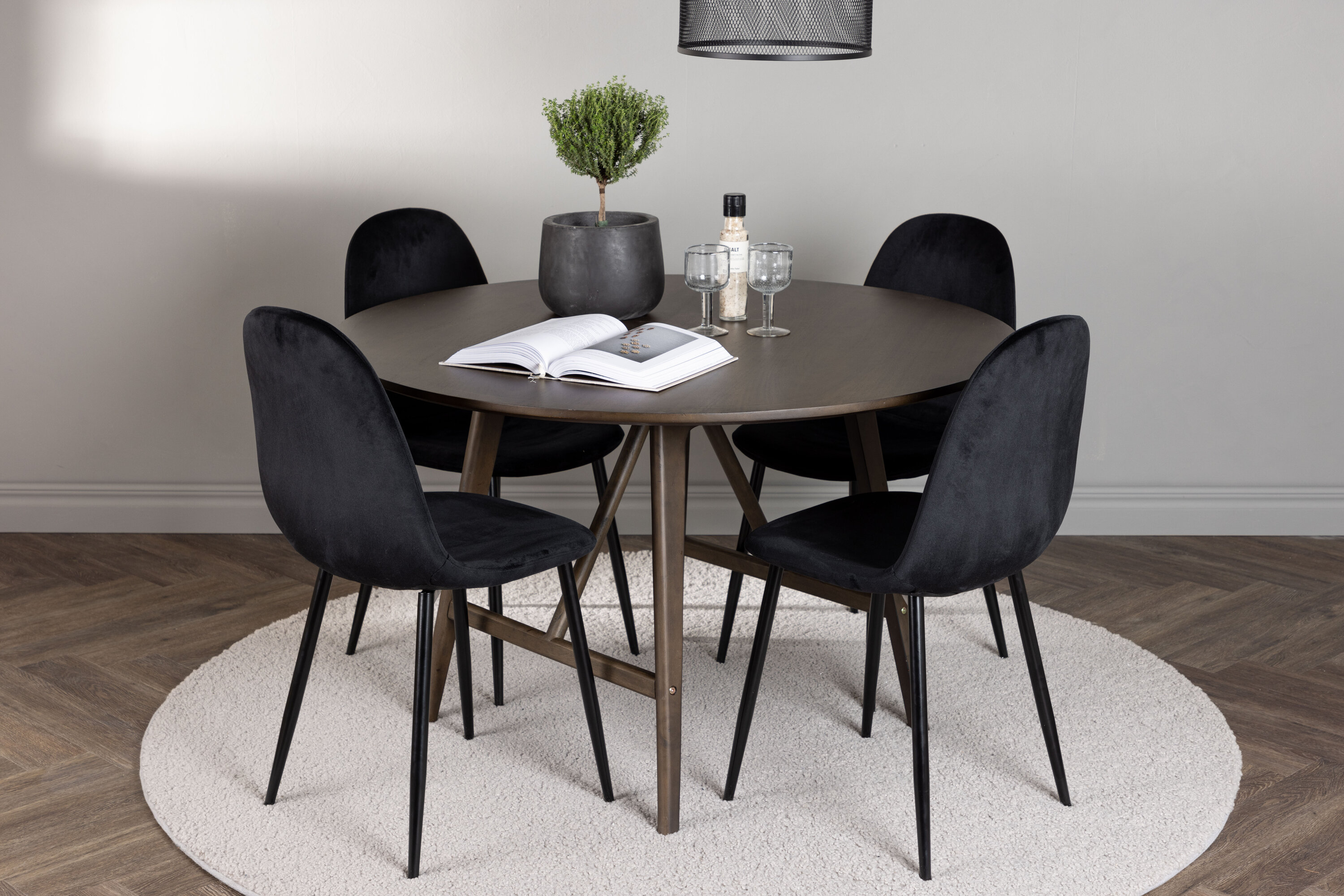 Kaseidon, Polar ensemble repas rond marron foncé, noir Table : ⌀100 Chaise : 53,3 x 88 x 44 cm en situation dans une pièce décorée