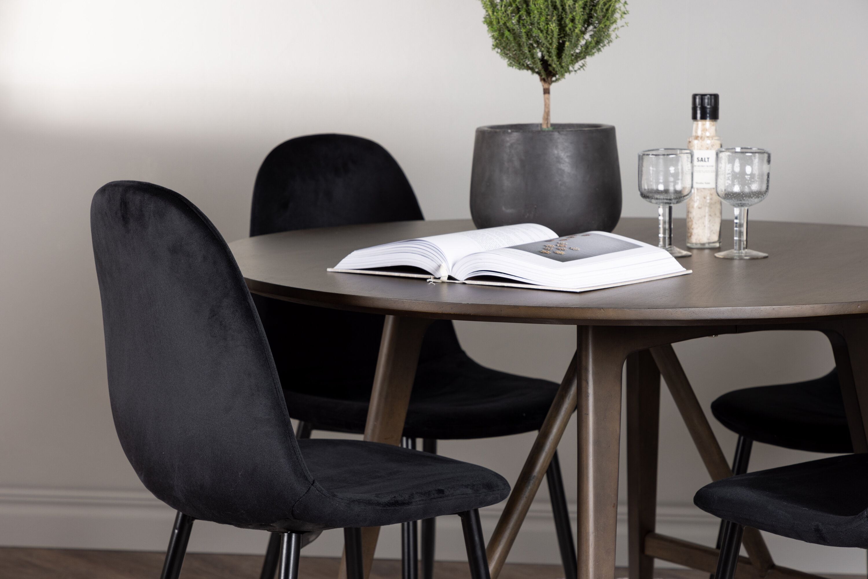 Kaseidon, Polar ensemble repas rond marron foncé, noir Table : ⌀100 Chaise : 53,3 x 88 x 44 cm en situation dans une pièce décorée