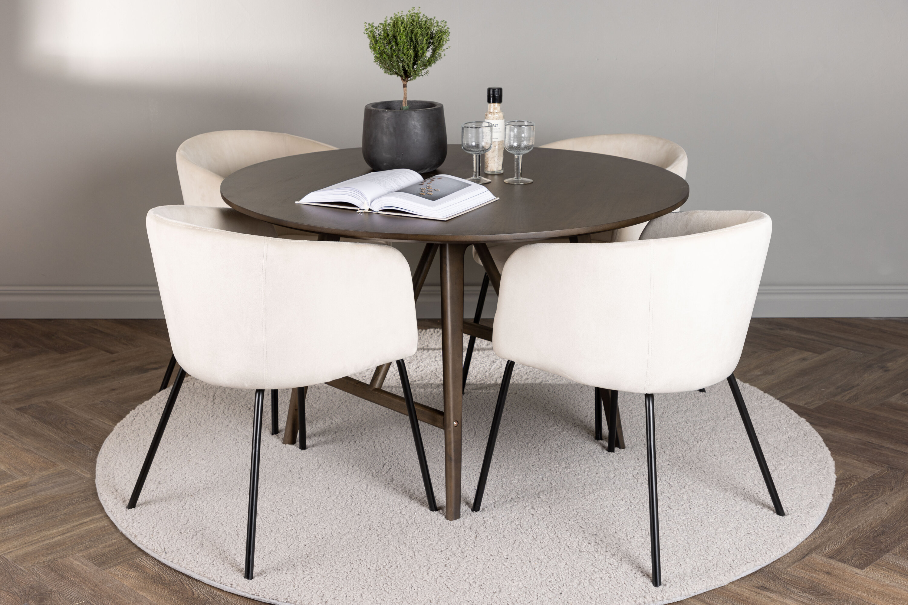 Kaseidon, Berit ensemble repas rond marron foncé, beige, noir Table : ⌀100 Chaise : 55 x 78 x 55 cm en situation dans une pièce décorée