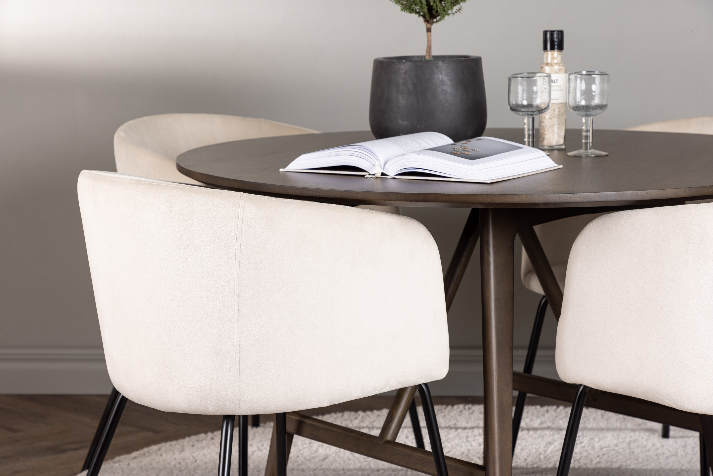 Kaseidon, Berit ensemble repas rond marron foncé, beige, noir Table : ⌀100 Chaise : 55 x 78 x 55 cm en situation dans une pièce décorée