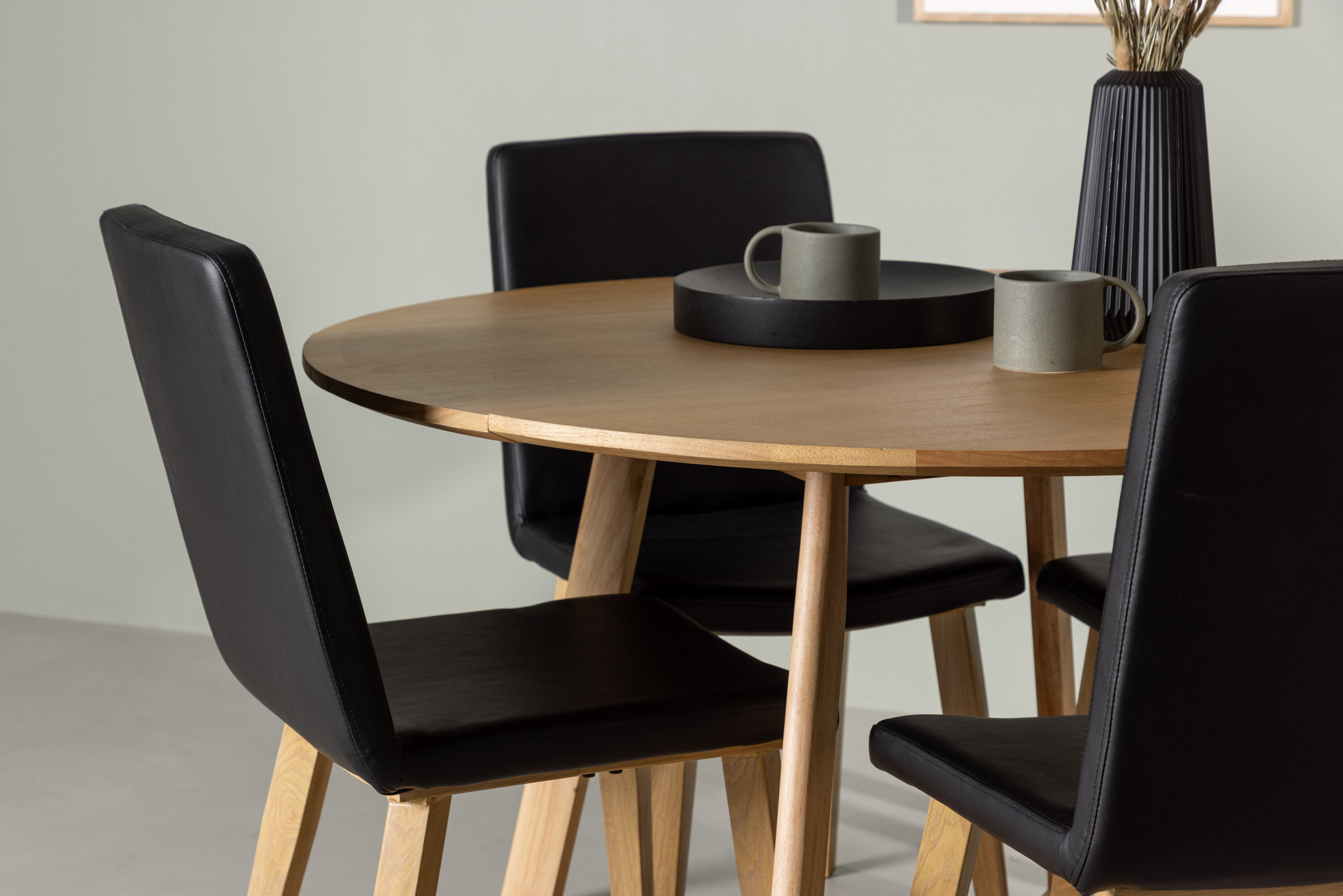 Yakidon, Today ensemble repas rond marron, noir, naturel Table : ⌀120 Chaise : 56 x 90 x 44 cm en situation dans une pièce décorée