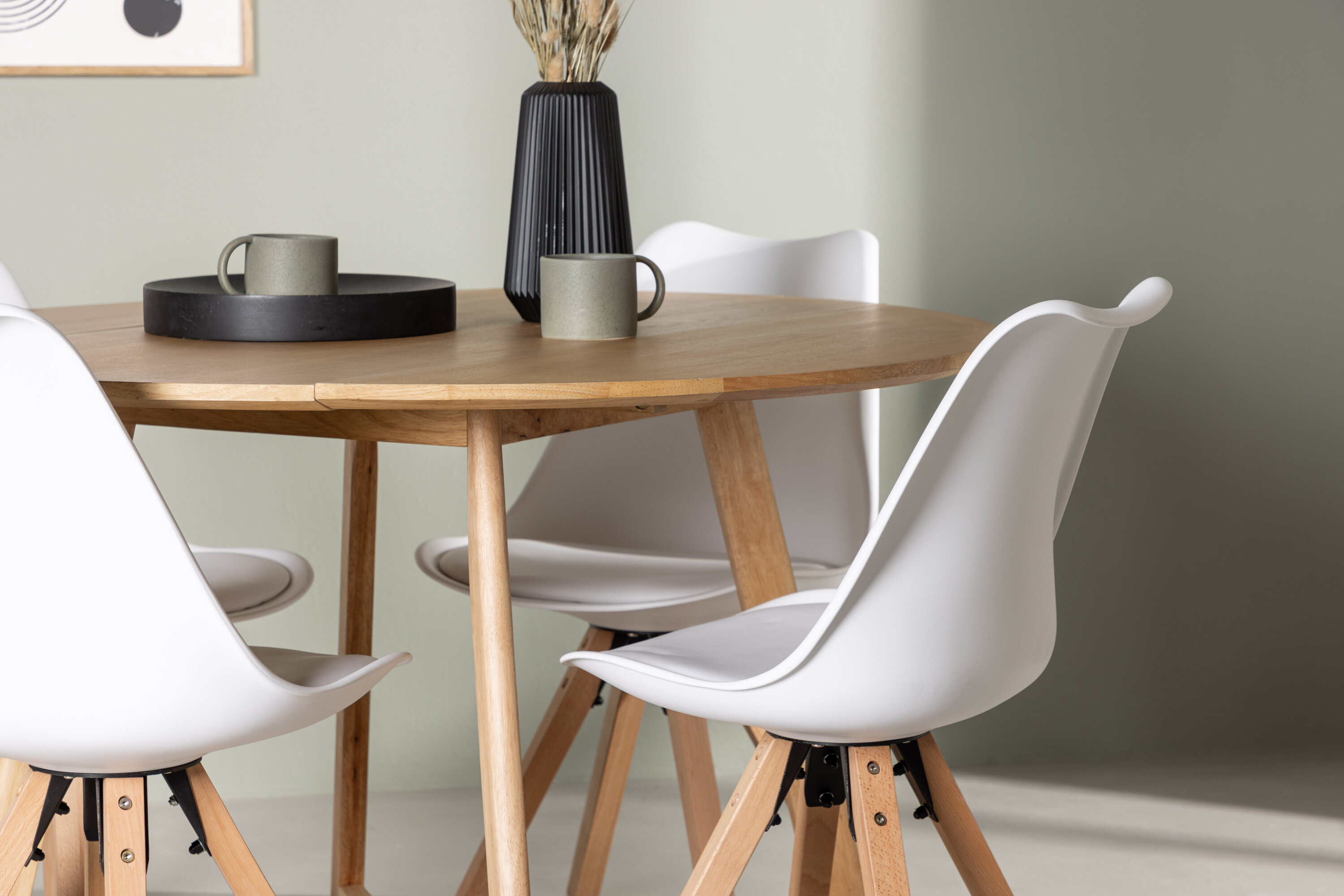 Yakidon, Zeno ensemble repas rond marron, naturel, blanc Table : ⌀120 Chaise : 56 x 84 x 48 cm en situation dans une pièce décorée