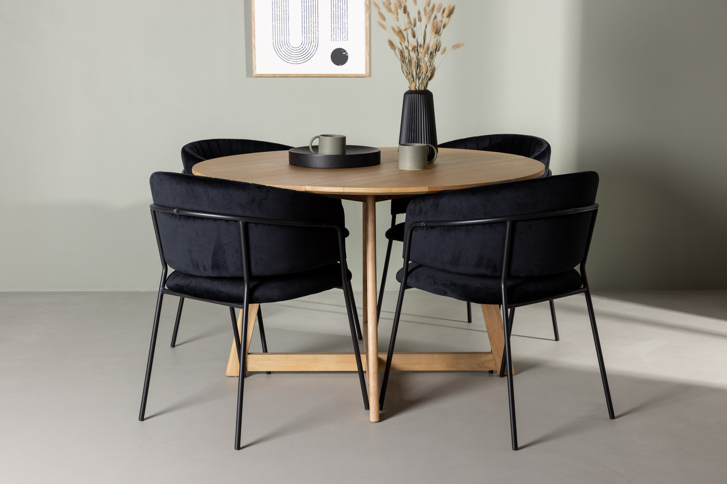 Yakidon, Selma ensemble repas rond marron, noir Table : ⌀120 Chaise : 58 x 82 x 54 cm en situation dans une pièce décorée