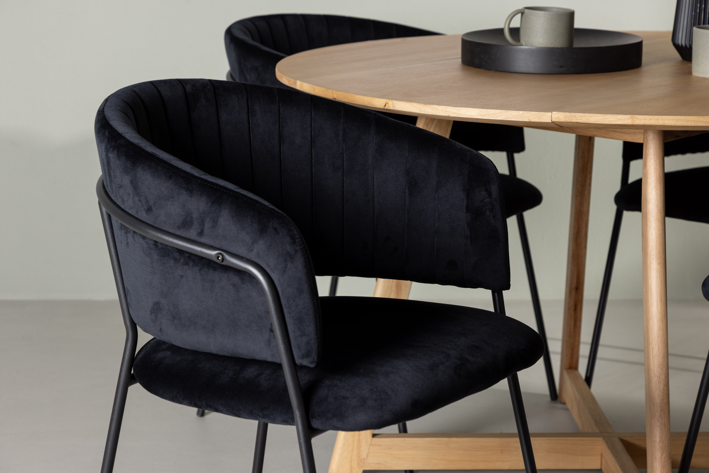 Yakidon, Selma ensemble repas rond marron, noir Table : ⌀120 Chaise : 58 x 82 x 54 cm en situation dans une pièce décorée