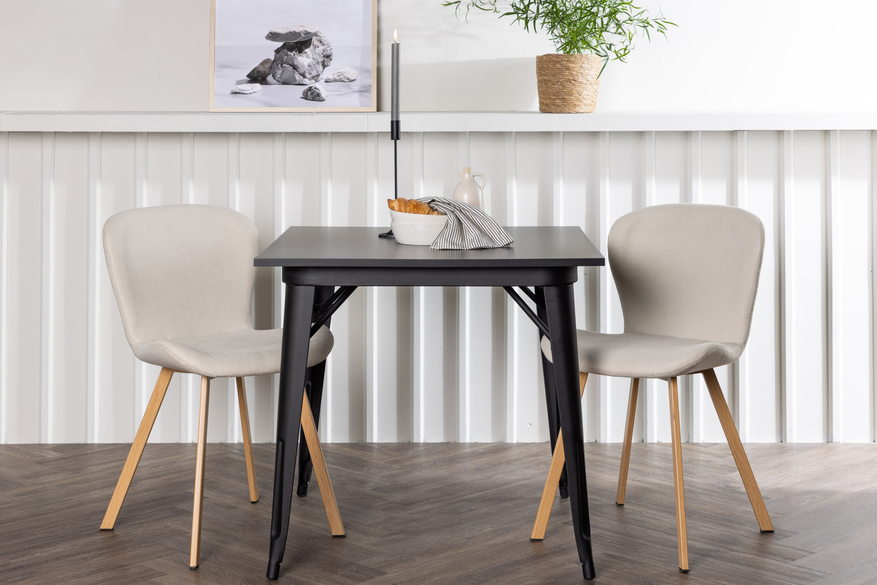 Tempe, Lilja ensemble repas rectangulaire noir, beige, naturel Table : 75 x 80 x 80 Chaise : 50 x 80 x 48 cm en situation dans une pièce décorée