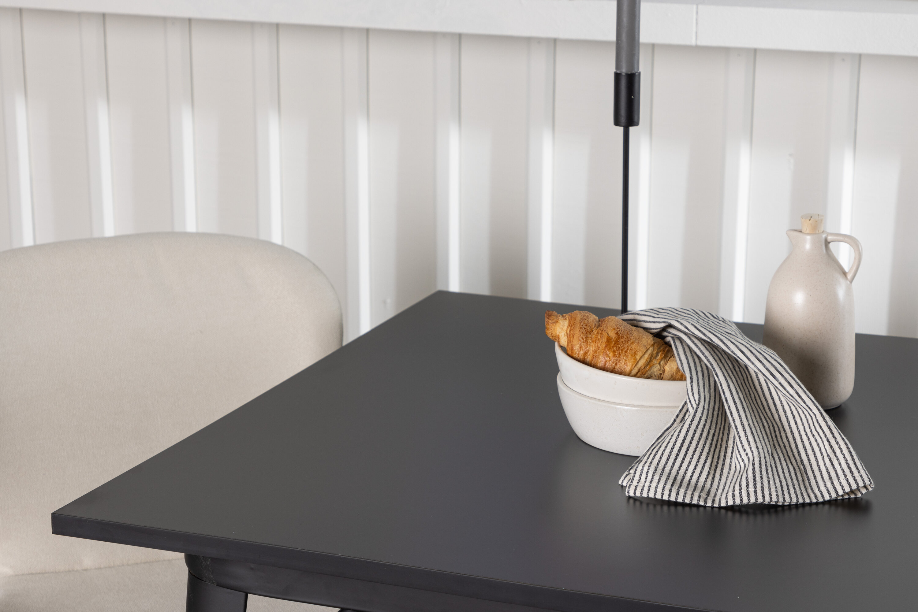 Tempe, Lilja ensemble repas rectangulaire noir, beige, naturel Table : 75 x 80 x 80 Chaise : 50 x 80 x 48 cm en situation dans une pièce décorée