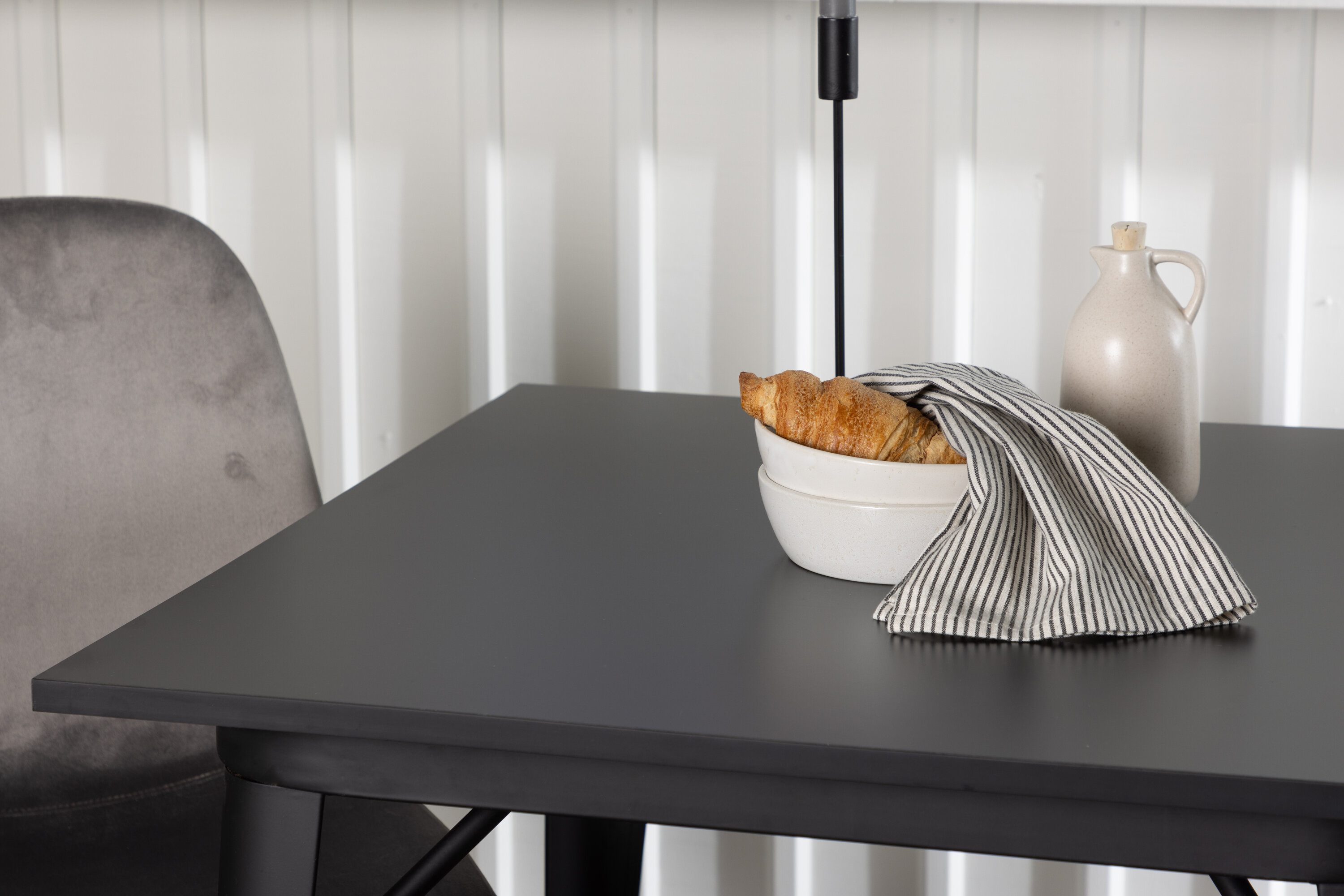 Tempe, Eva ensemble repas rectangulaire noir, argenté, gris clair Table : 75 x 80 x 80 Chaise : 42 x 89 x 44,5 cm en situation dans une pièce décorée