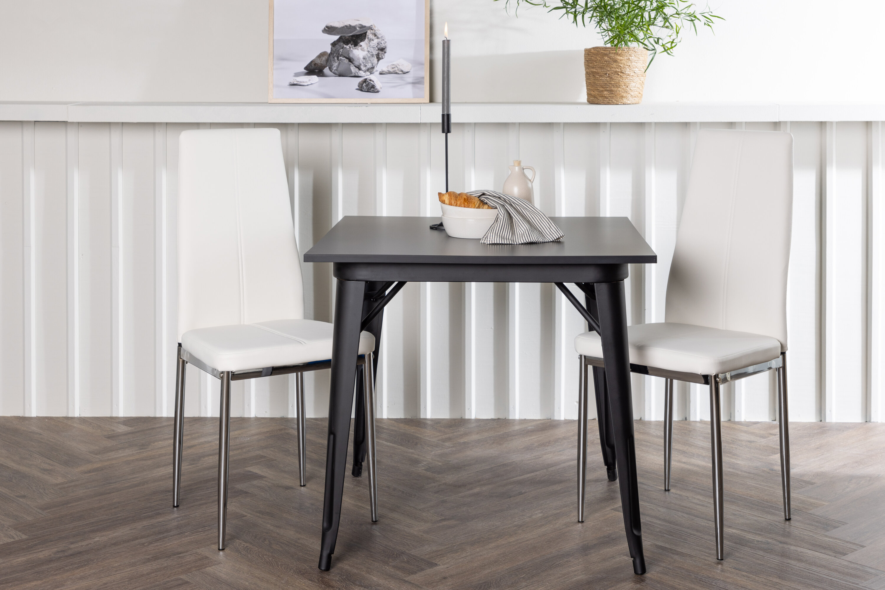 Tempe, Pastill ensemble repas rectangulaire noir, argenté, blanc Table : 75 x 80 x 80 Chaise : 45 x 99 x 42 cm en situation dans une pièce décorée