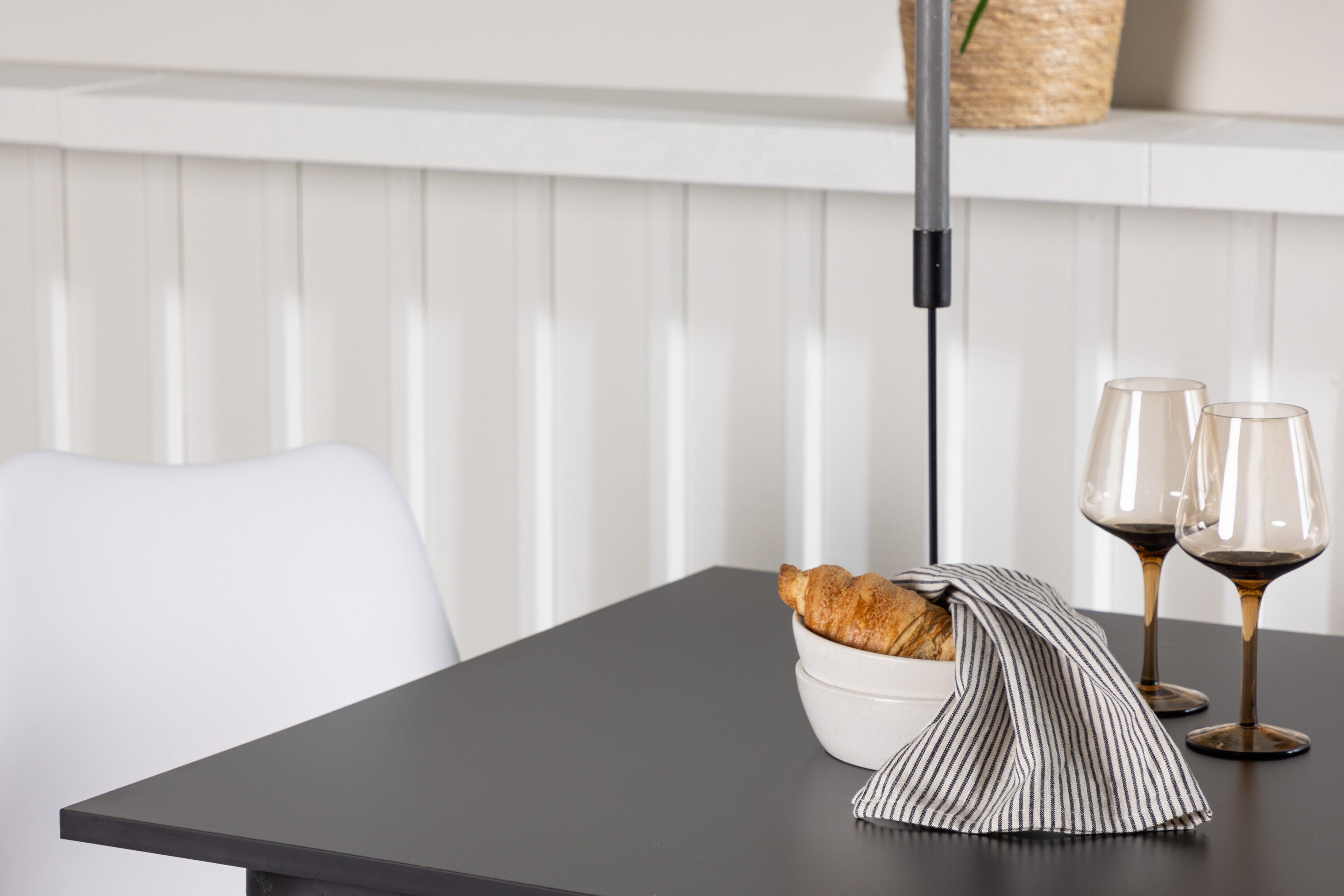 Tempe, Zeno ensemble repas rectangulaire noir, naturel, blanc Table : 75 x 80 x 80 Chaise : 56 x 84 x 48 cm en situation dans une pièce décorée
