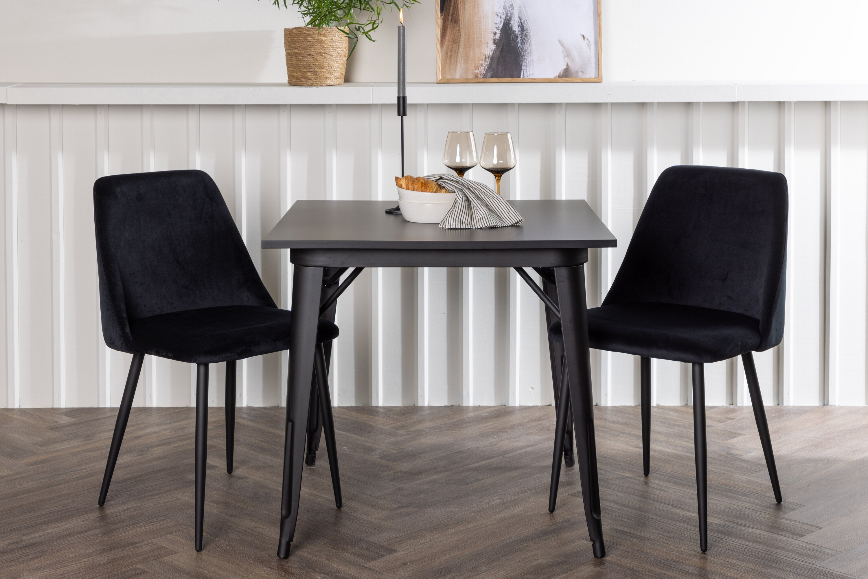 Tempe, Night ensemble repas rectangulaire noir Table : 75 x 80 x 80 Chaise : 56 x 87 x 49 cm en situation dans une pièce décorée