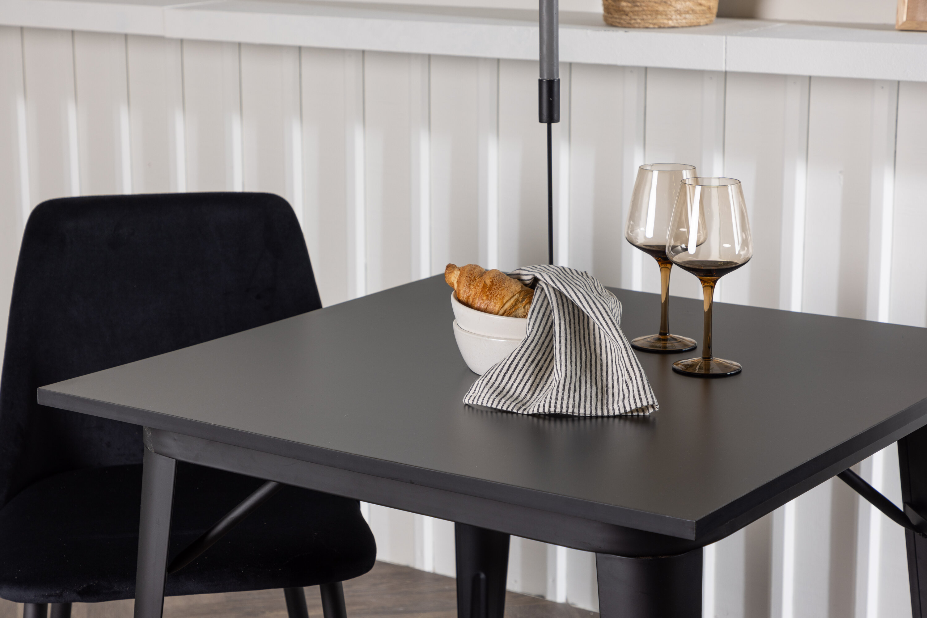 Tempe, Night ensemble repas rectangulaire noir Table : 75 x 80 x 80 Chaise : 56 x 87 x 49 cm en situation dans une pièce décorée