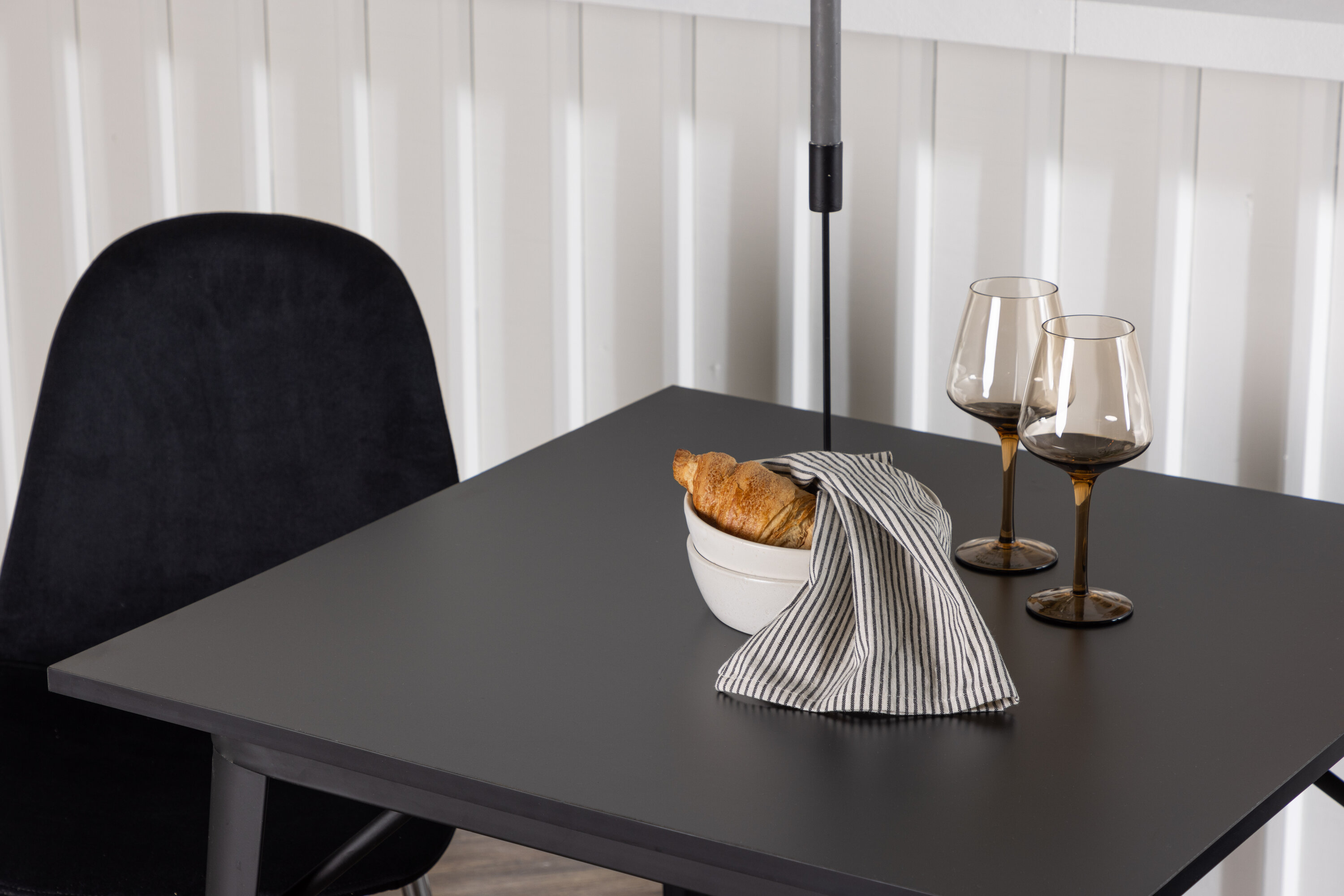 Tempe, Polar ensemble repas rectangulaire noir, argenté Table : 75 x 80 x 80 Chaise : 52 x 90 x 45 cm en situation dans une pièce décorée