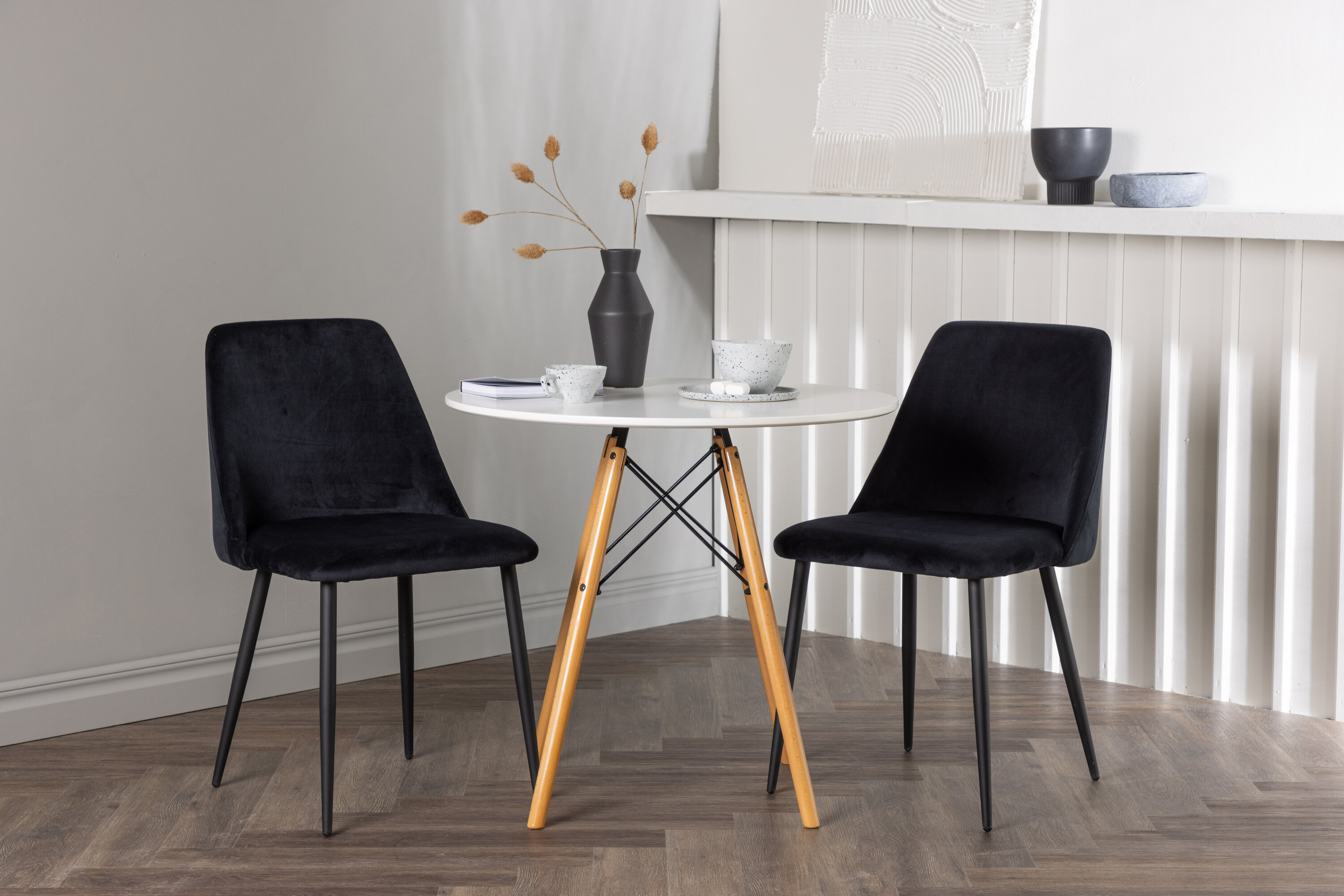 Danburi, Night ensemble repas rond blanc, noir Table : ⌀60 Chaise : 56 x 87 x 49 cm en situation dans une pièce décorée