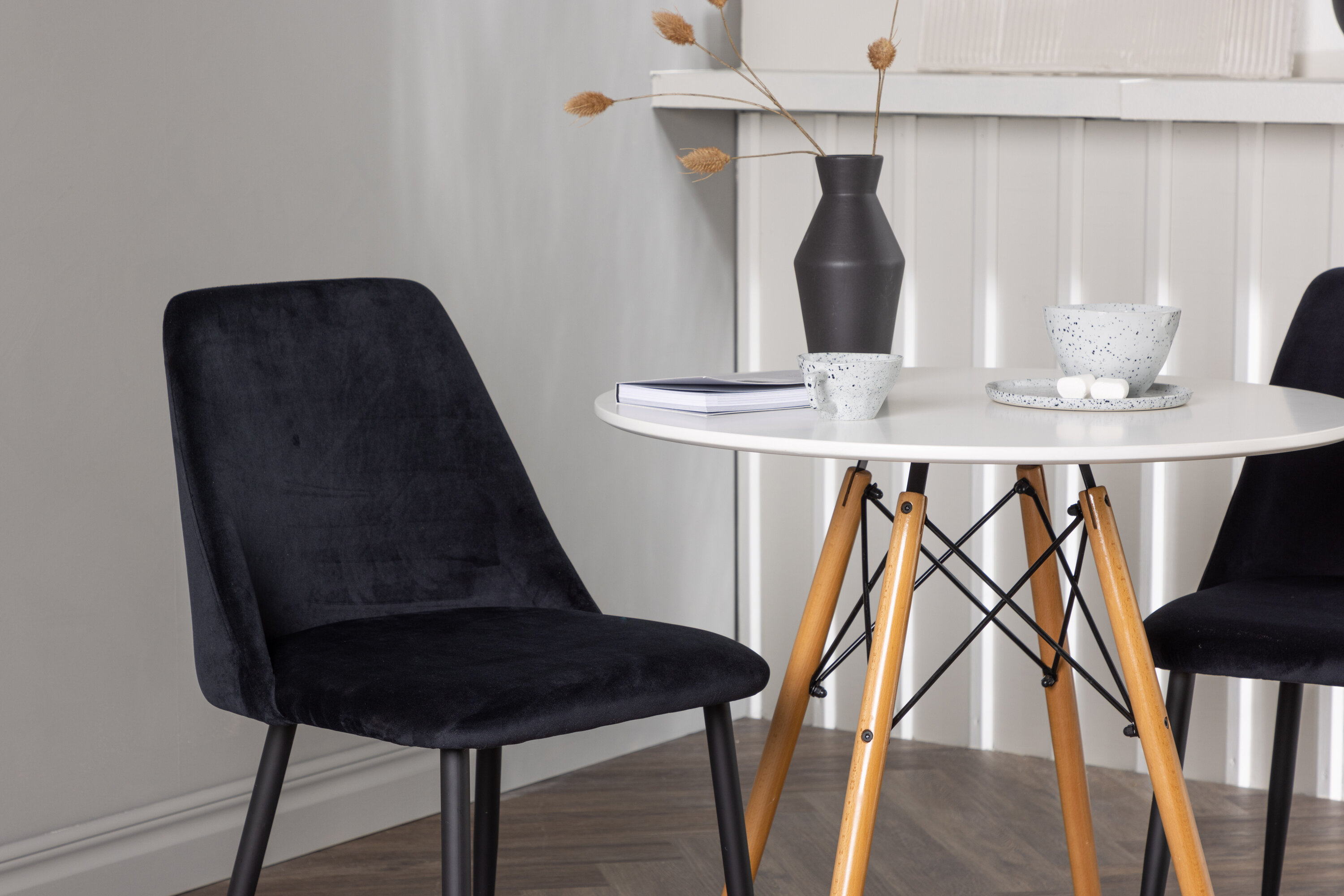 Danburi, Night ensemble repas rond blanc, noir Table : ⌀60 Chaise : 56 x 87 x 49 cm en situation dans une pièce décorée