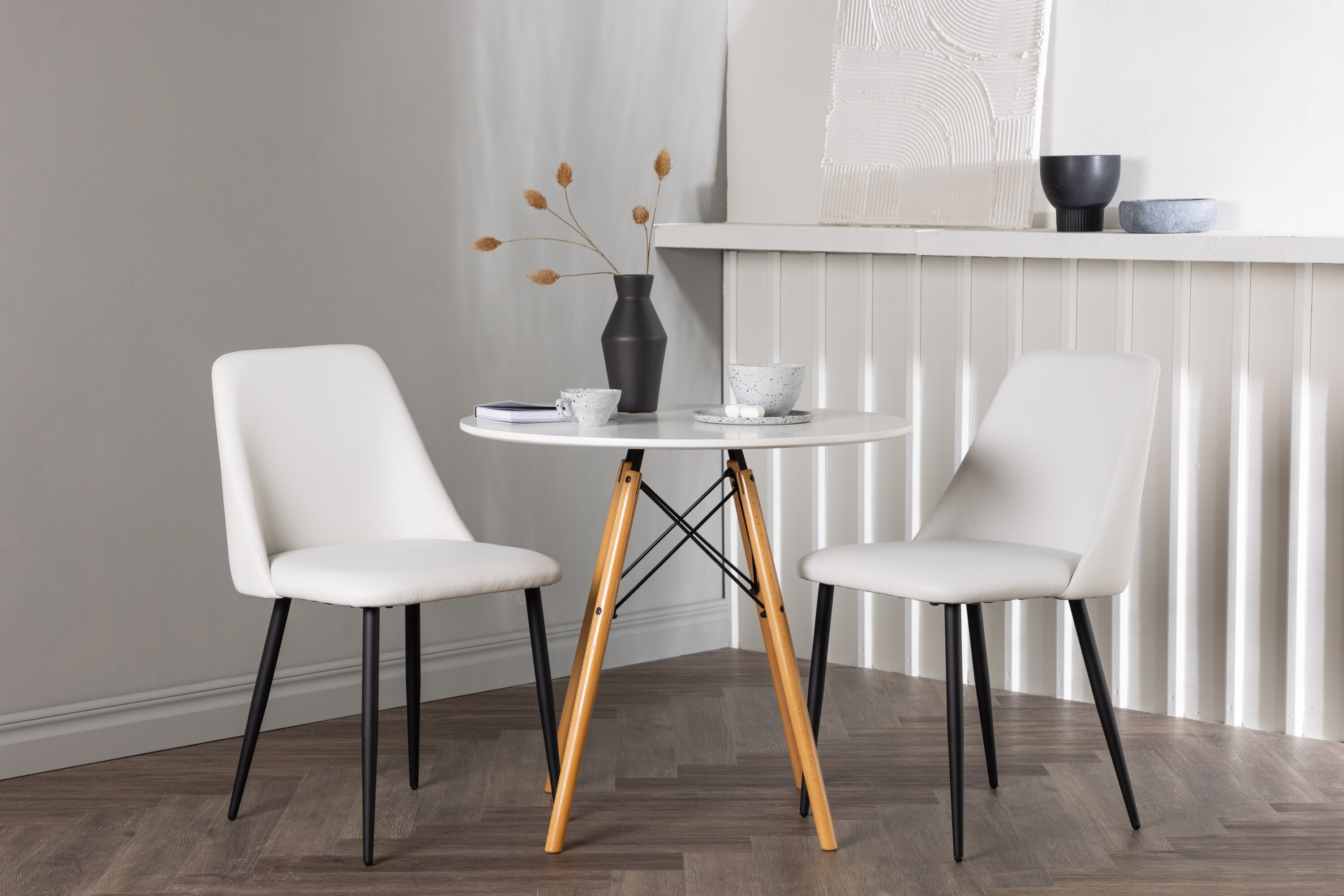 Danburi, Night ensemble repas rond blanc, noir Table : ⌀60 Chaise : 56 x 87 x 49 cm en situation dans une pièce décorée