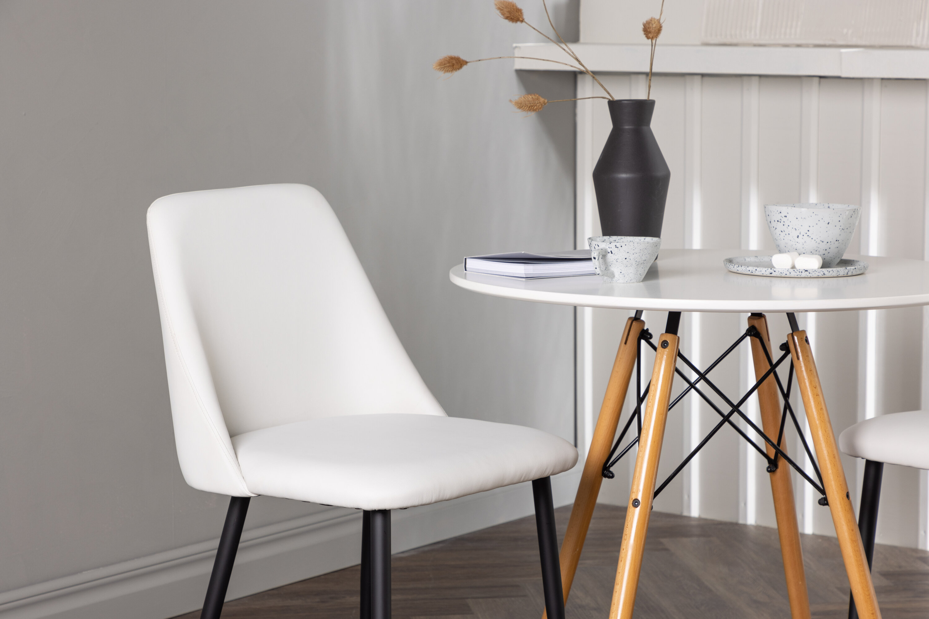 Danburi, Night ensemble repas rond blanc, noir Table : ⌀60 Chaise : 56 x 87 x 49 cm en situation dans une pièce décorée
