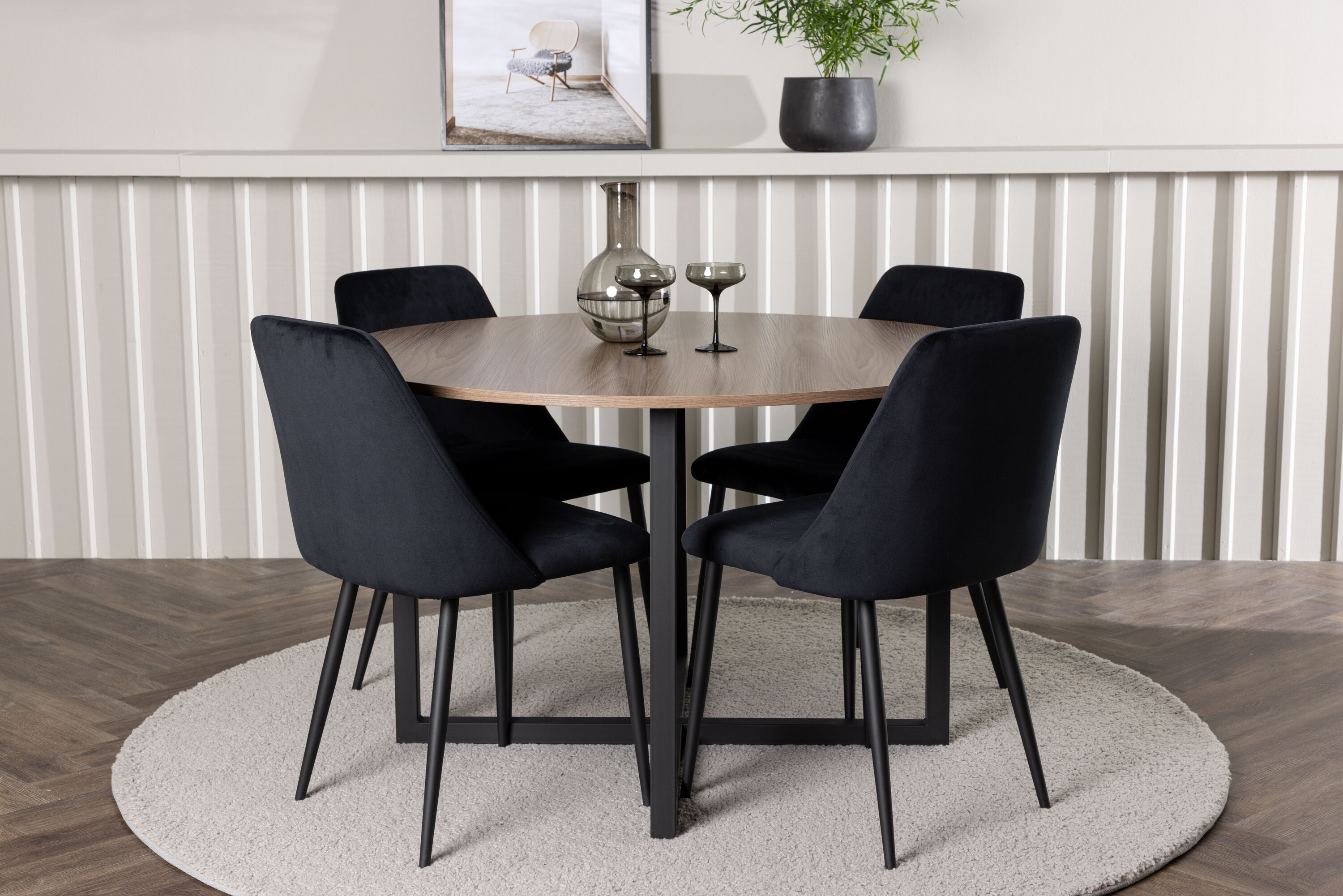 Durango, Night ensemble repas rond noyer, noir Table : ⌀120 Chaise : 56 x 87 x 49 cm en situation dans une pièce décorée