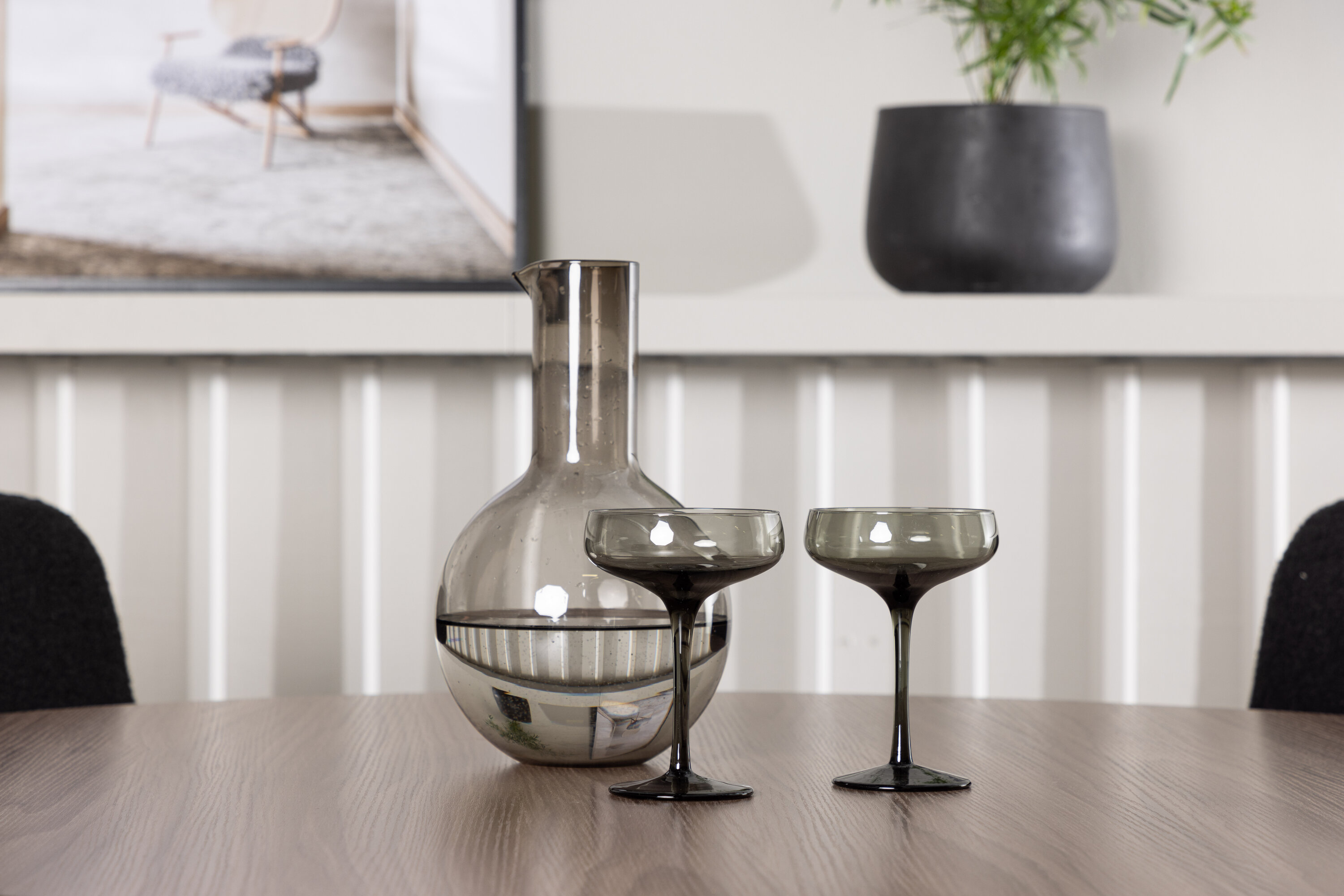 Durango, Yesterday ensemble repas rond noyer, noir Table : ⌀120 Chaise : 60,5 x 90 x 58 cm en situation dans une pièce décorée