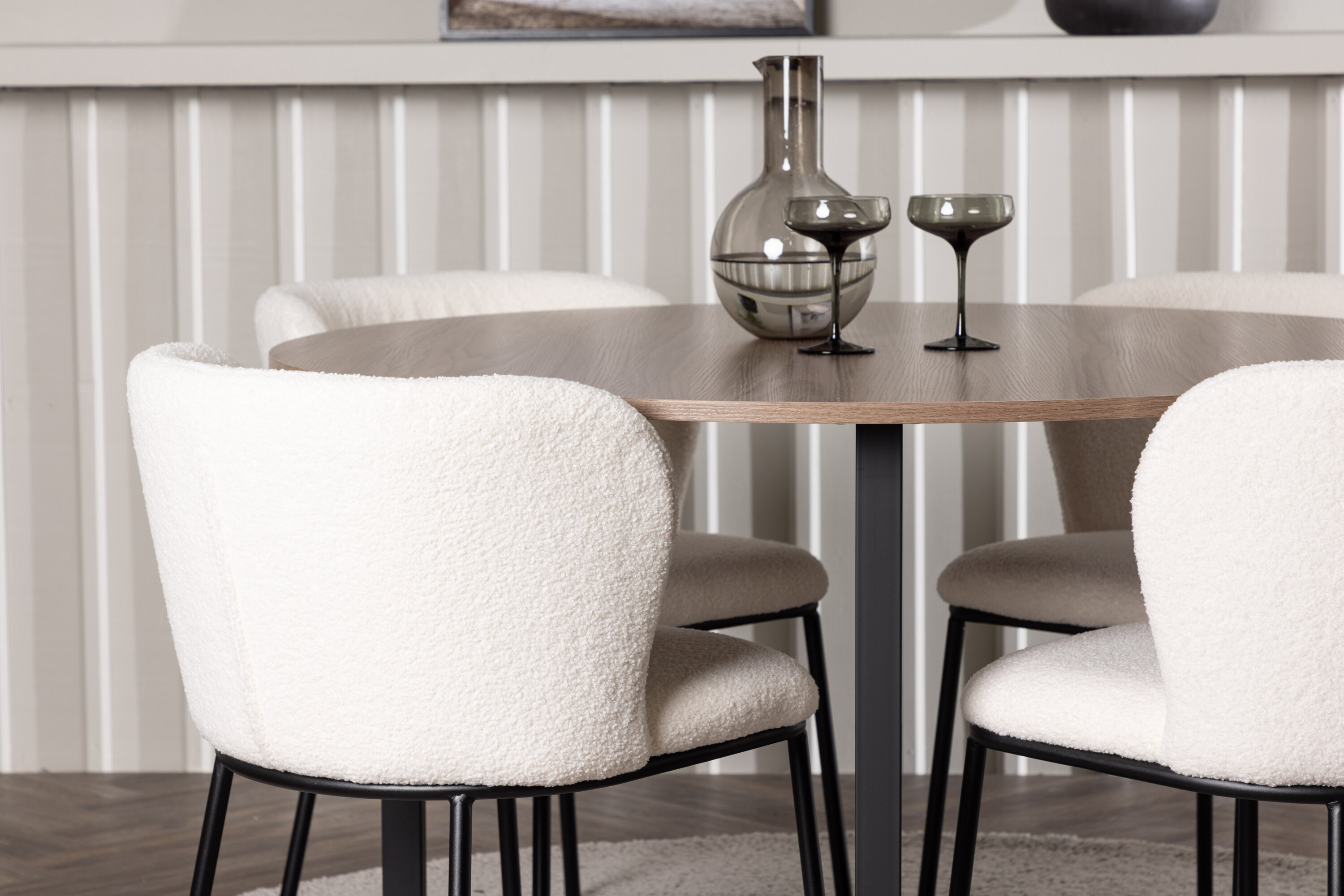 Durango, Edina ensemble repas rond noyer, noir, blanc Table : ⌀120 Chaise : 56 x 76 x 55 cm en situation dans une pièce décorée