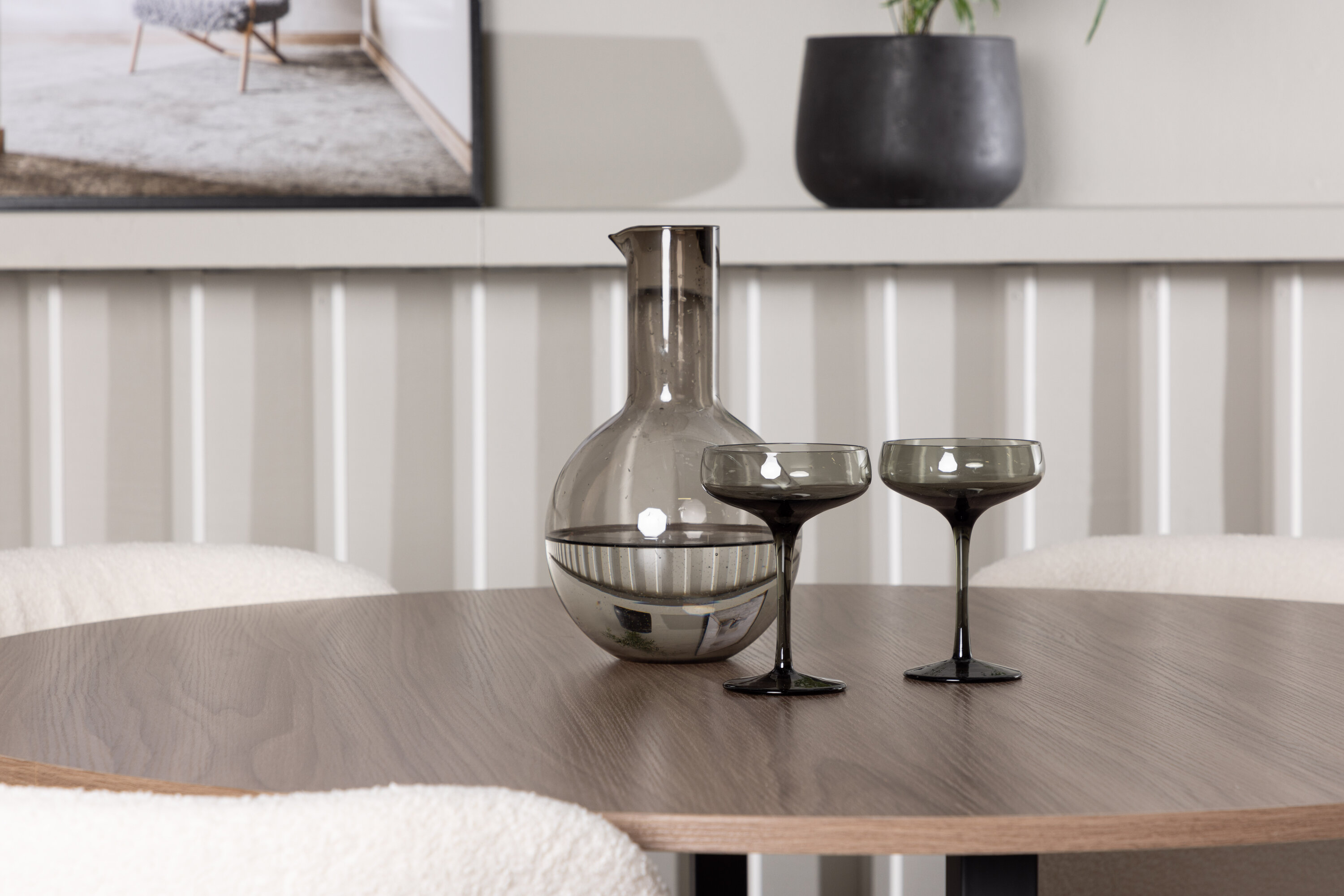 Durango, Edina ensemble repas rond noyer, noir, blanc Table : ⌀120 Chaise : 56 x 76 x 55 cm en situation dans une pièce décorée