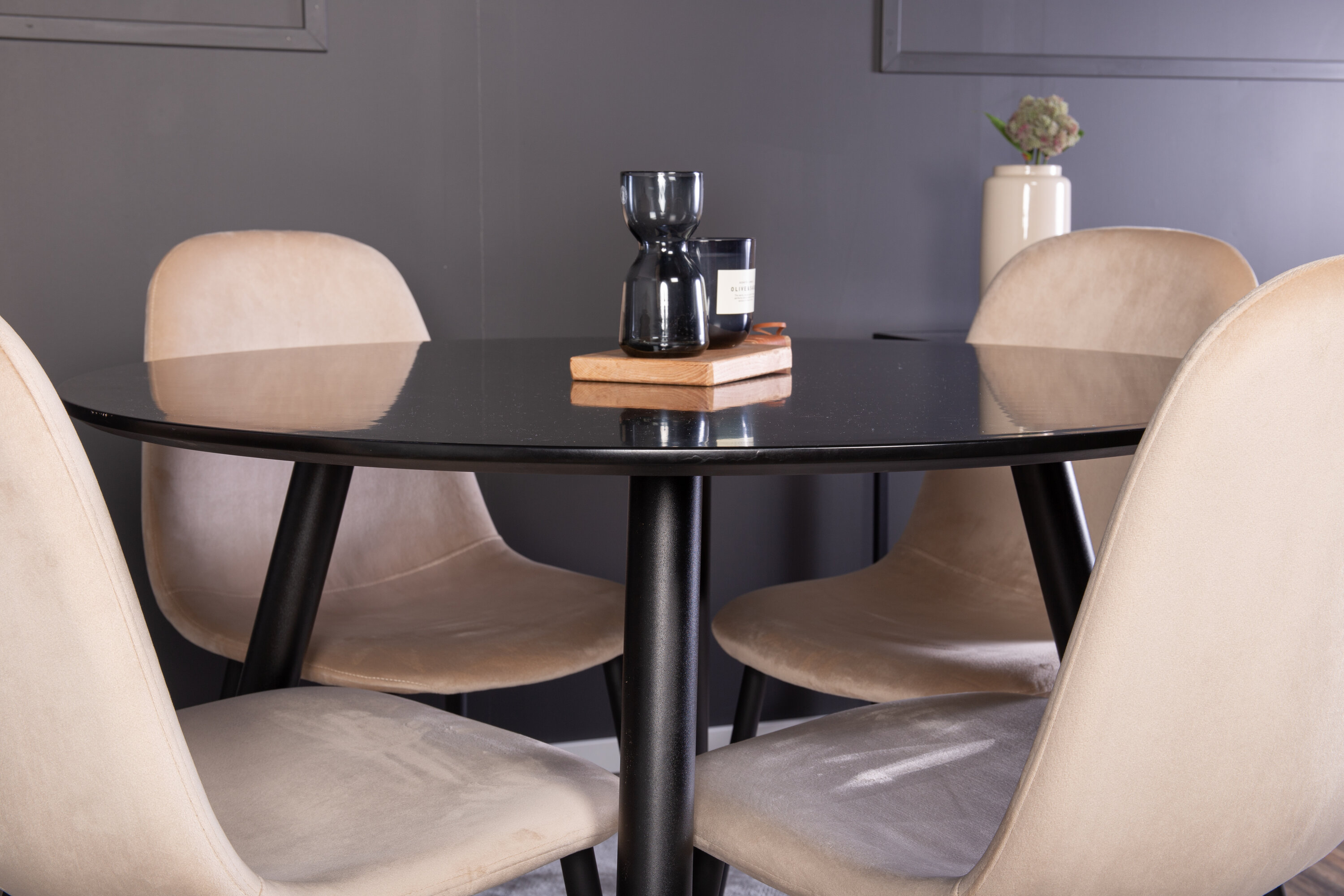 Détail du ensemble repas rond Plaza, Polar noir, beige