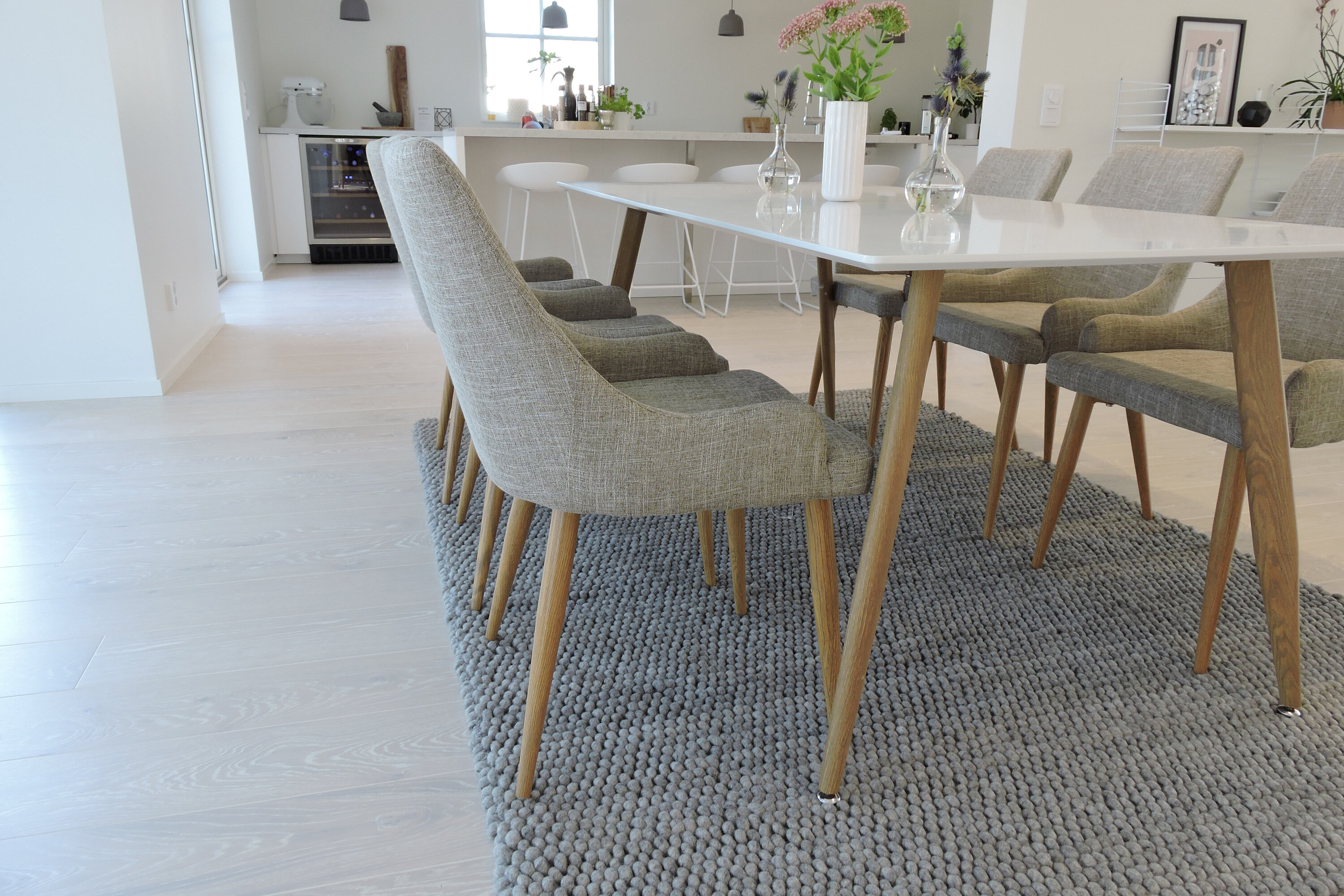 Polar, Plaza ensemble repas rectangulaire blanc, gris, naturel en situation dans une pièce décorée