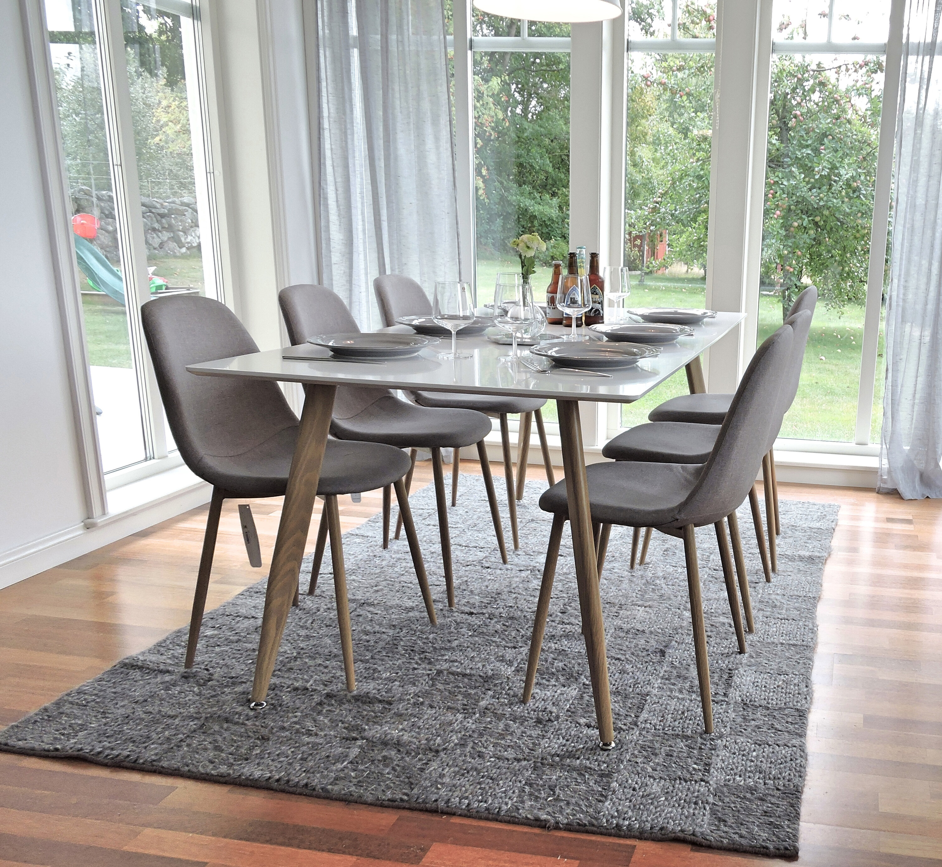 Polar, Polar ensemble repas rectangulaire blanc, naturel, gris en situation dans une pièce décorée