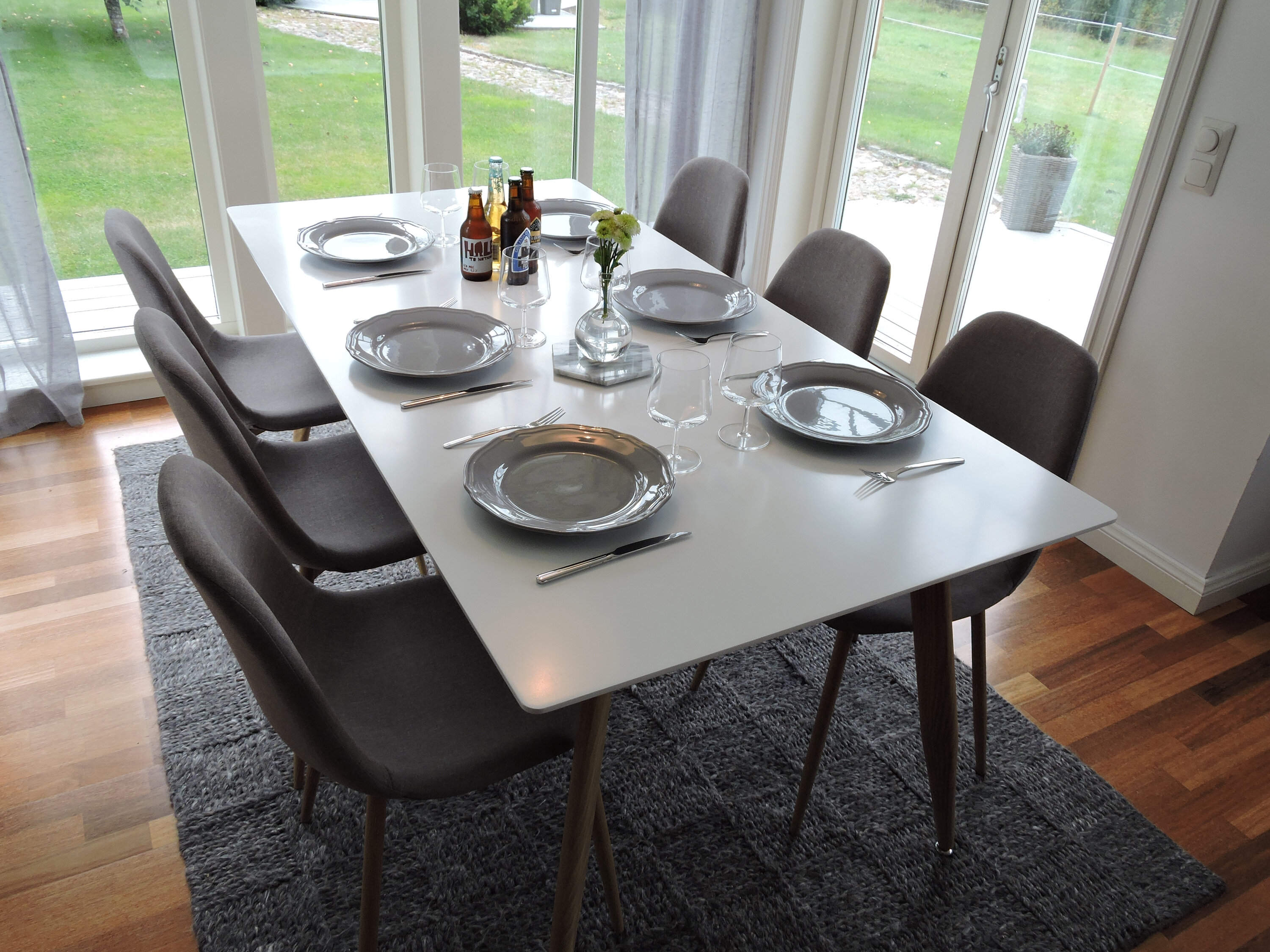 Polar, Polar ensemble repas rectangulaire blanc, naturel, gris en situation dans une pièce décorée