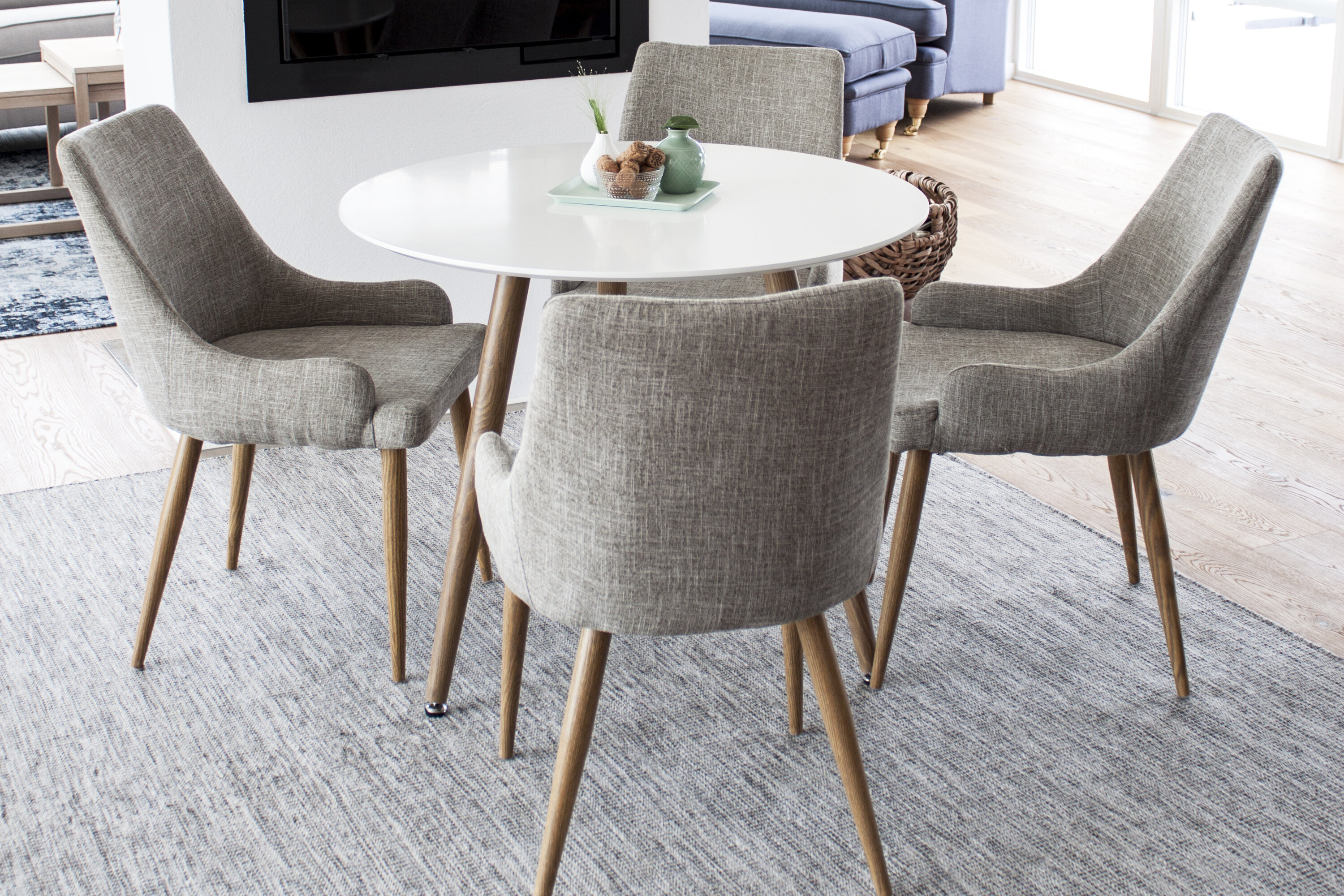 Polar, Plaza ensemble repas rond blanc, gris, naturel en situation dans une pièce décorée