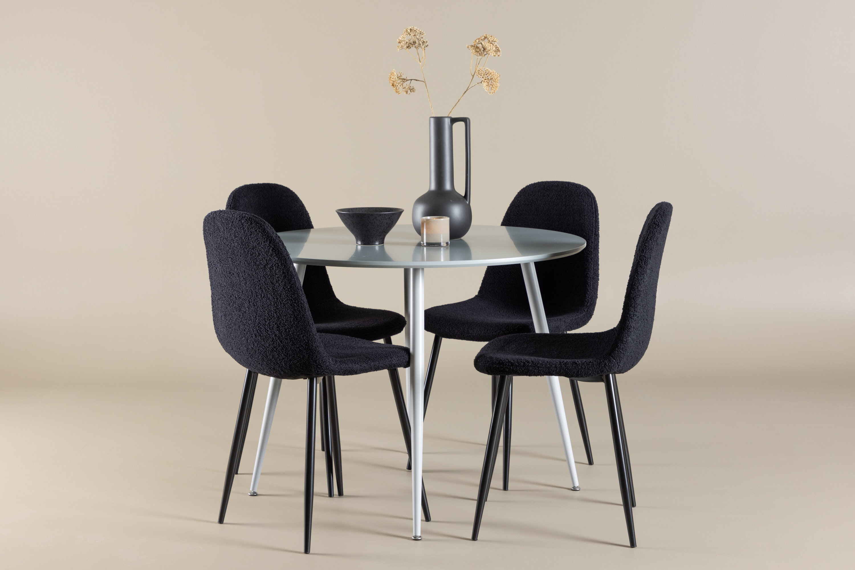 Plaza, Polar ensemble repas rond gris, noir en situation dans une pièce décorée