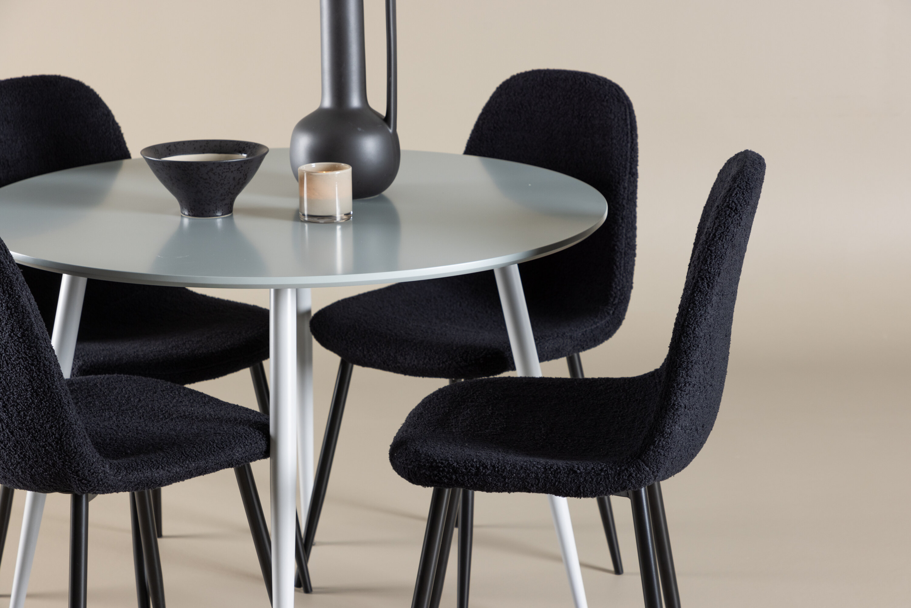 Plaza, Polar ensemble repas rond gris, noir en situation dans une pièce décorée