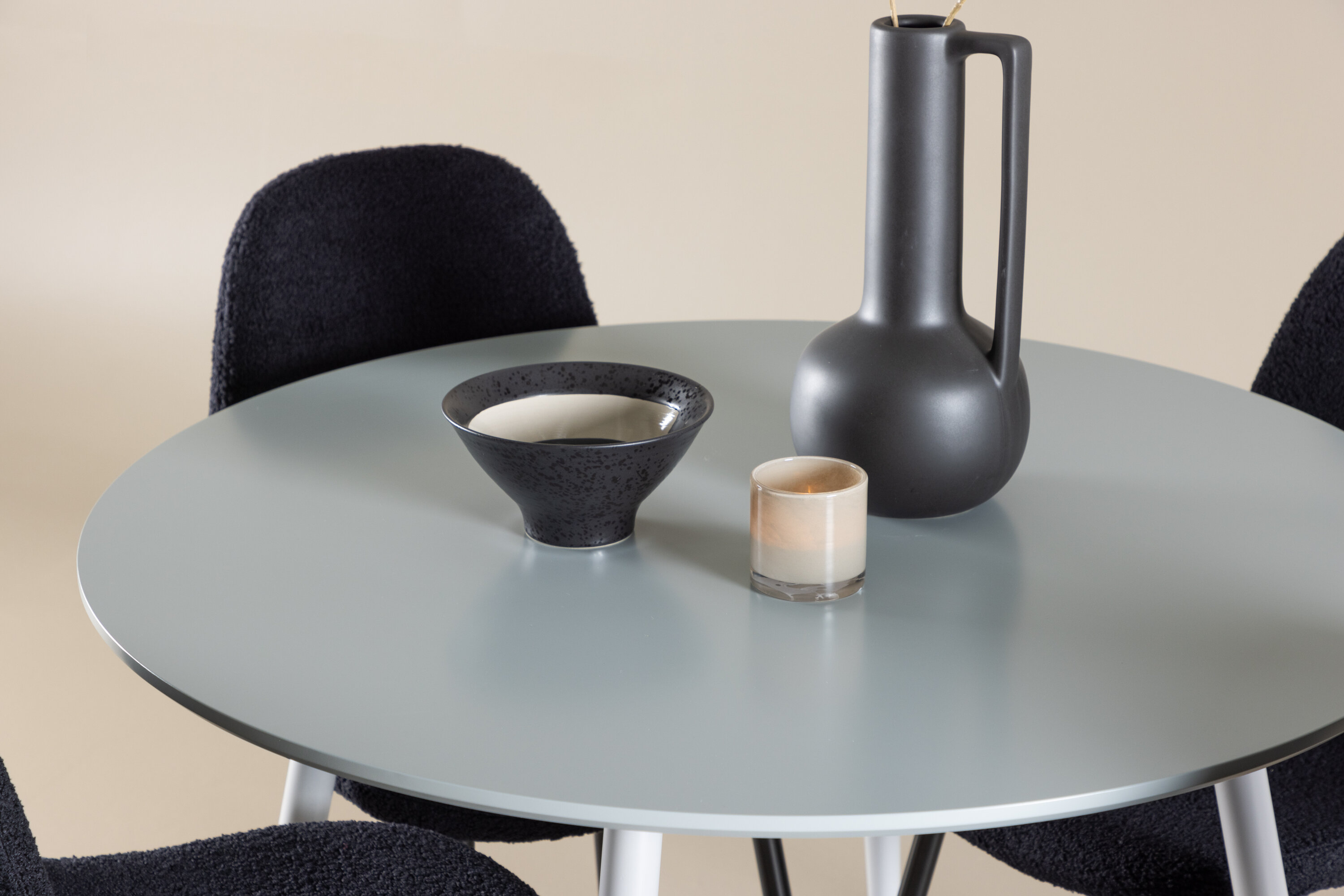 Plaza, Polar ensemble repas rond gris, noir en situation dans une pièce décorée