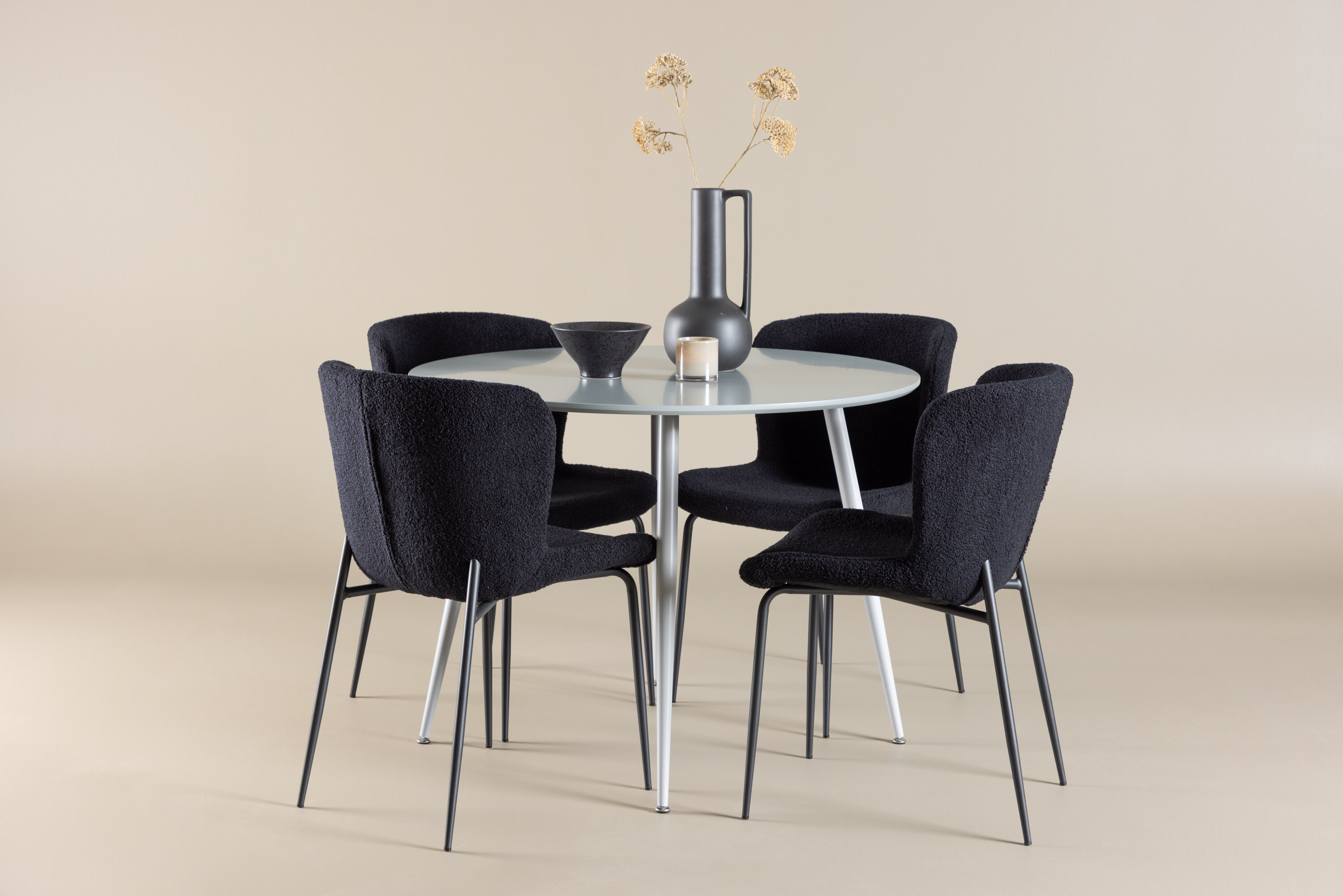Plaza, Modesto ensemble repas rond gris, noir en situation dans une pièce décorée