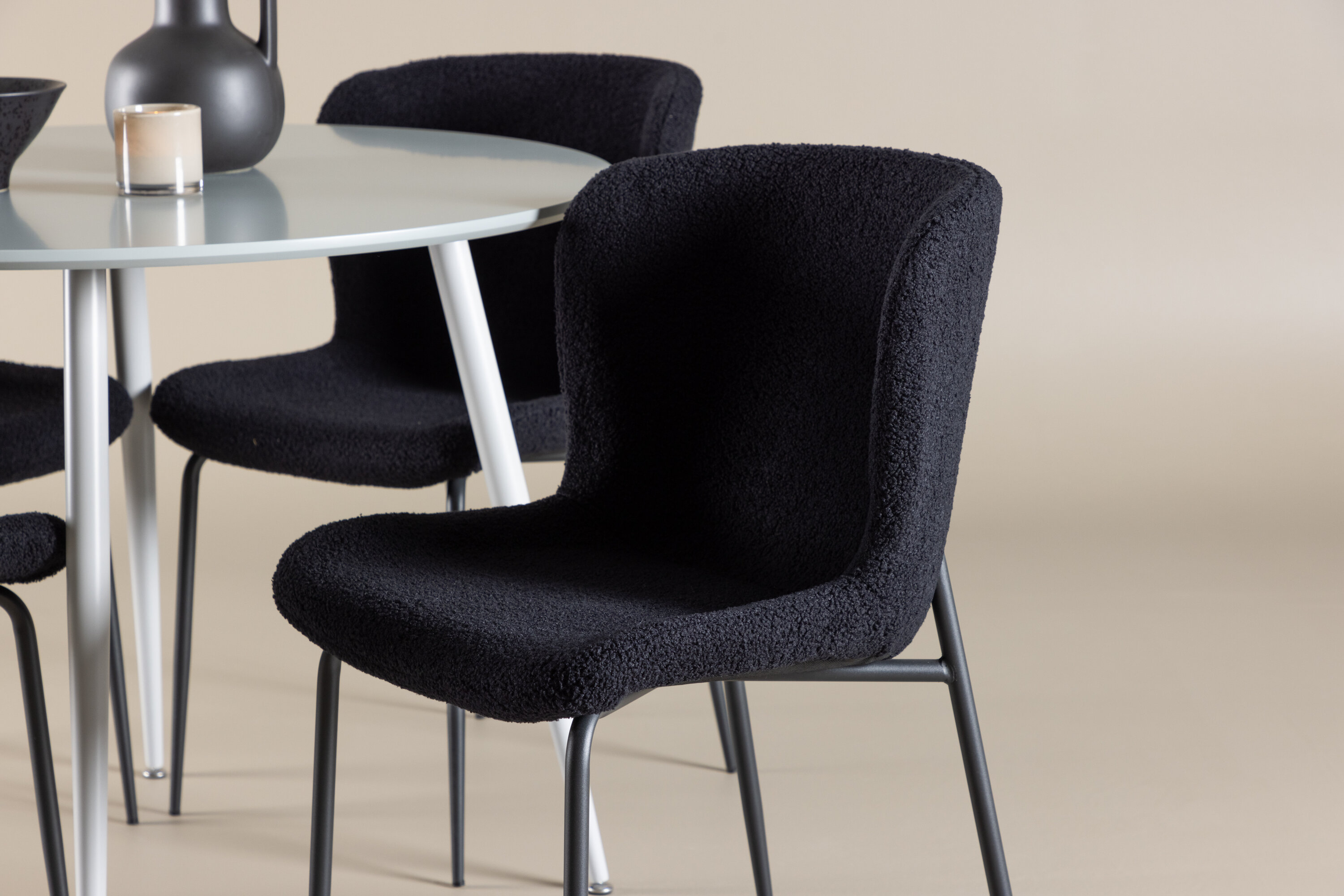 Plaza, Modesto ensemble repas rond gris, noir en situation dans une pièce décorée