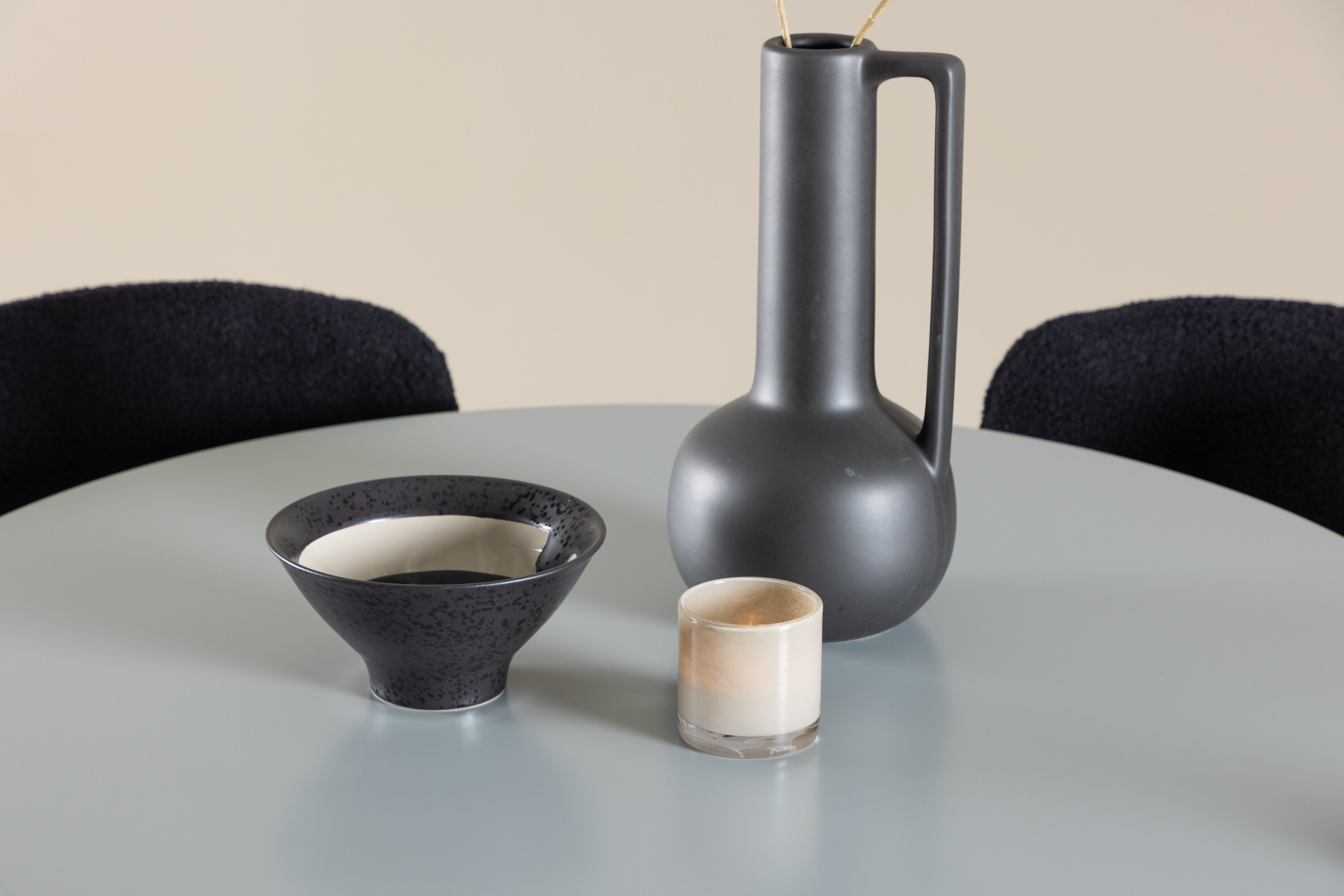 Plaza, Modesto ensemble repas rond gris, noir en situation dans une pièce décorée