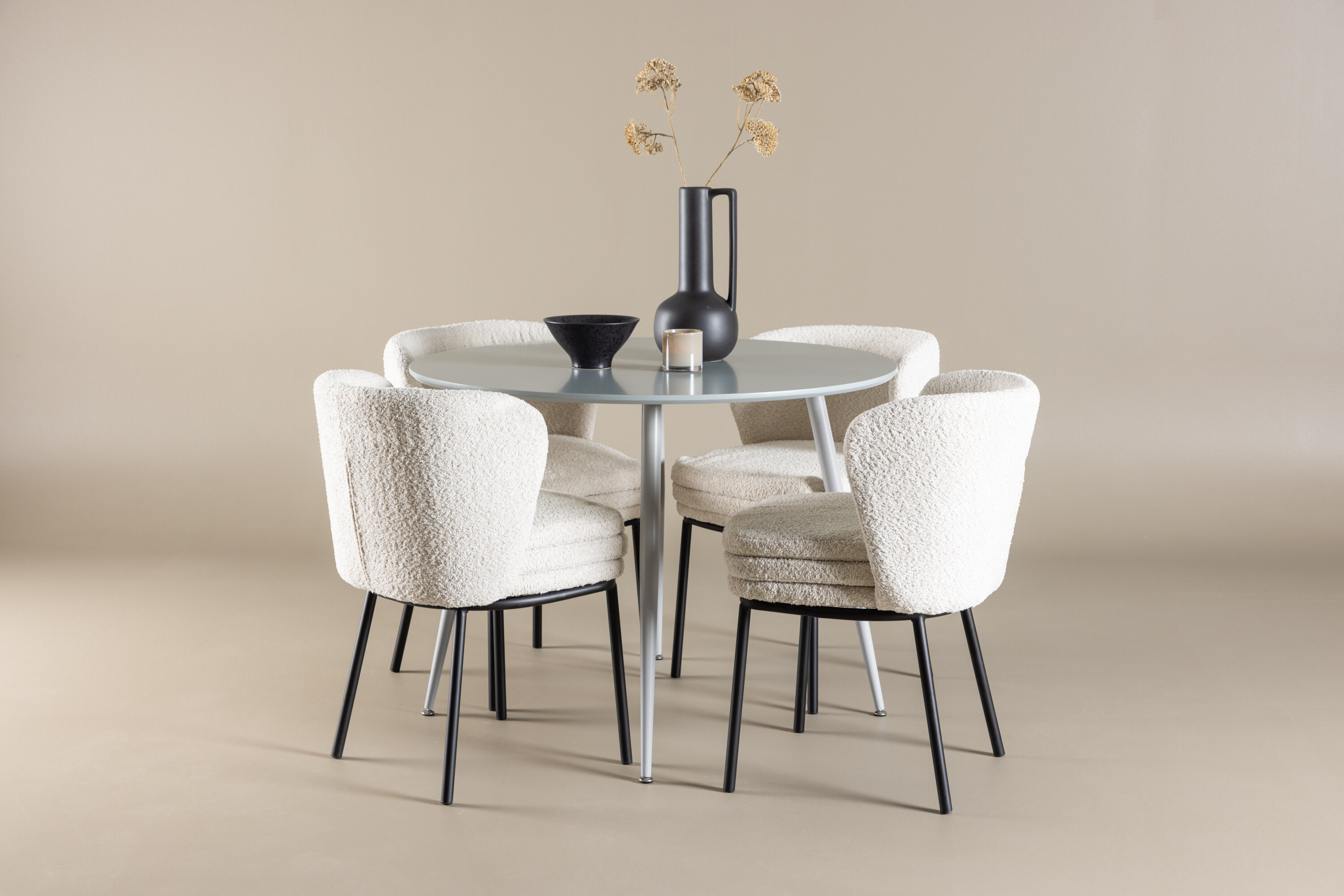 Plaza, Agnes ensemble repas rond gris, noir, blanc en situation dans une pièce décorée
