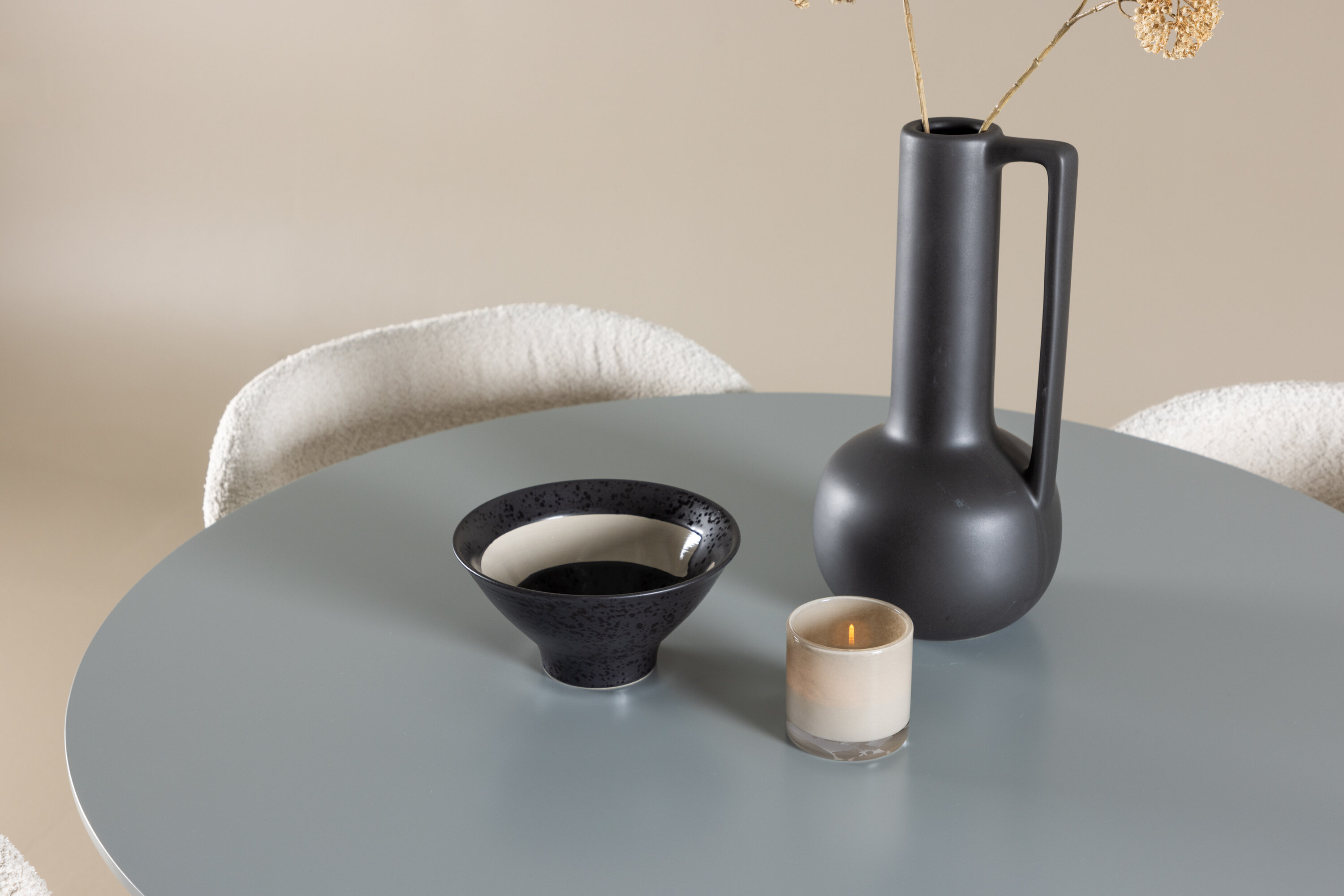 Plaza, Agnes ensemble repas rond gris, noir, blanc en situation dans une pièce décorée