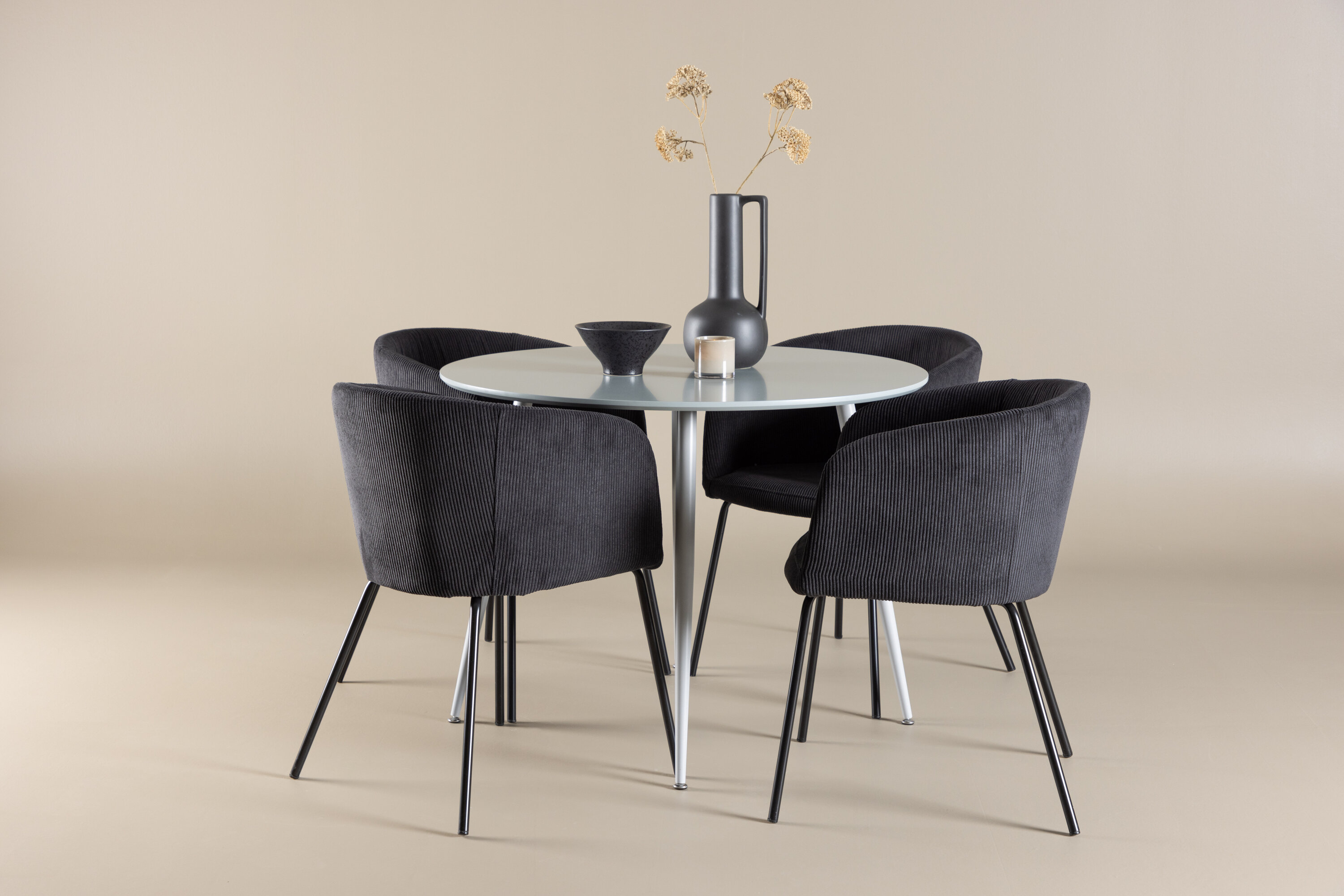 Plaza, Berit ensemble repas rond gris, noir en situation dans une pièce décorée